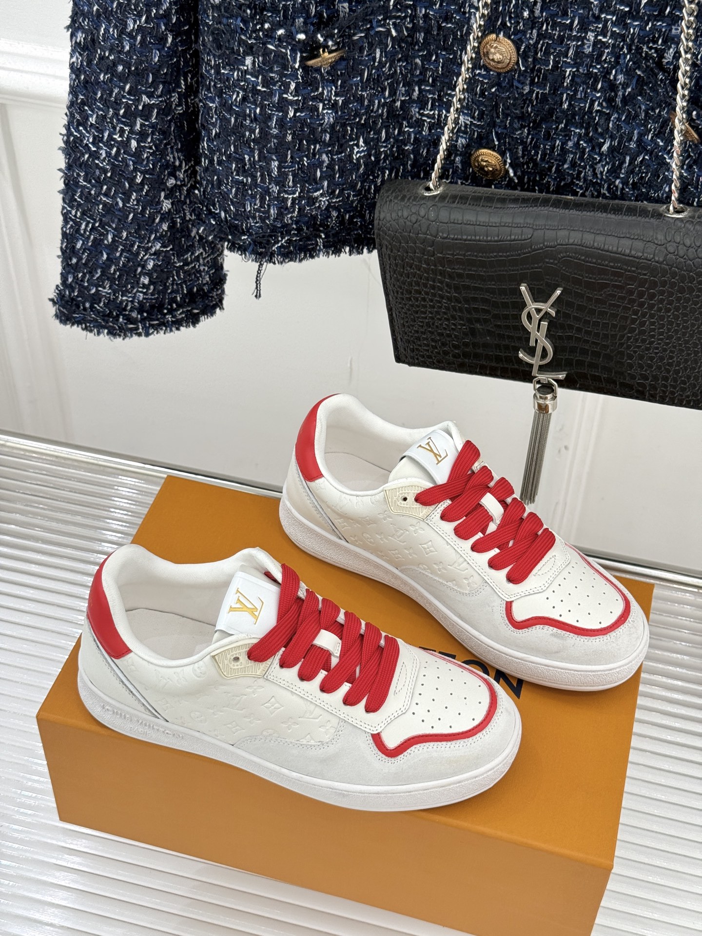 L*V驴家26WF早春新品压花情侣款休闲板鞋小白鞋结合“居家奢华”与“松弛自由”的核心理念它将聚焦老花暗