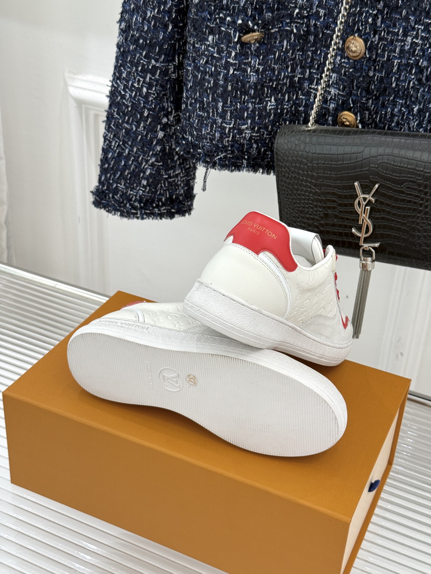 L*V驴家26WF早春新品压花情侣款休闲板鞋小白鞋结合“居家奢华”与“松弛自由”的核心理念它将聚焦老花暗