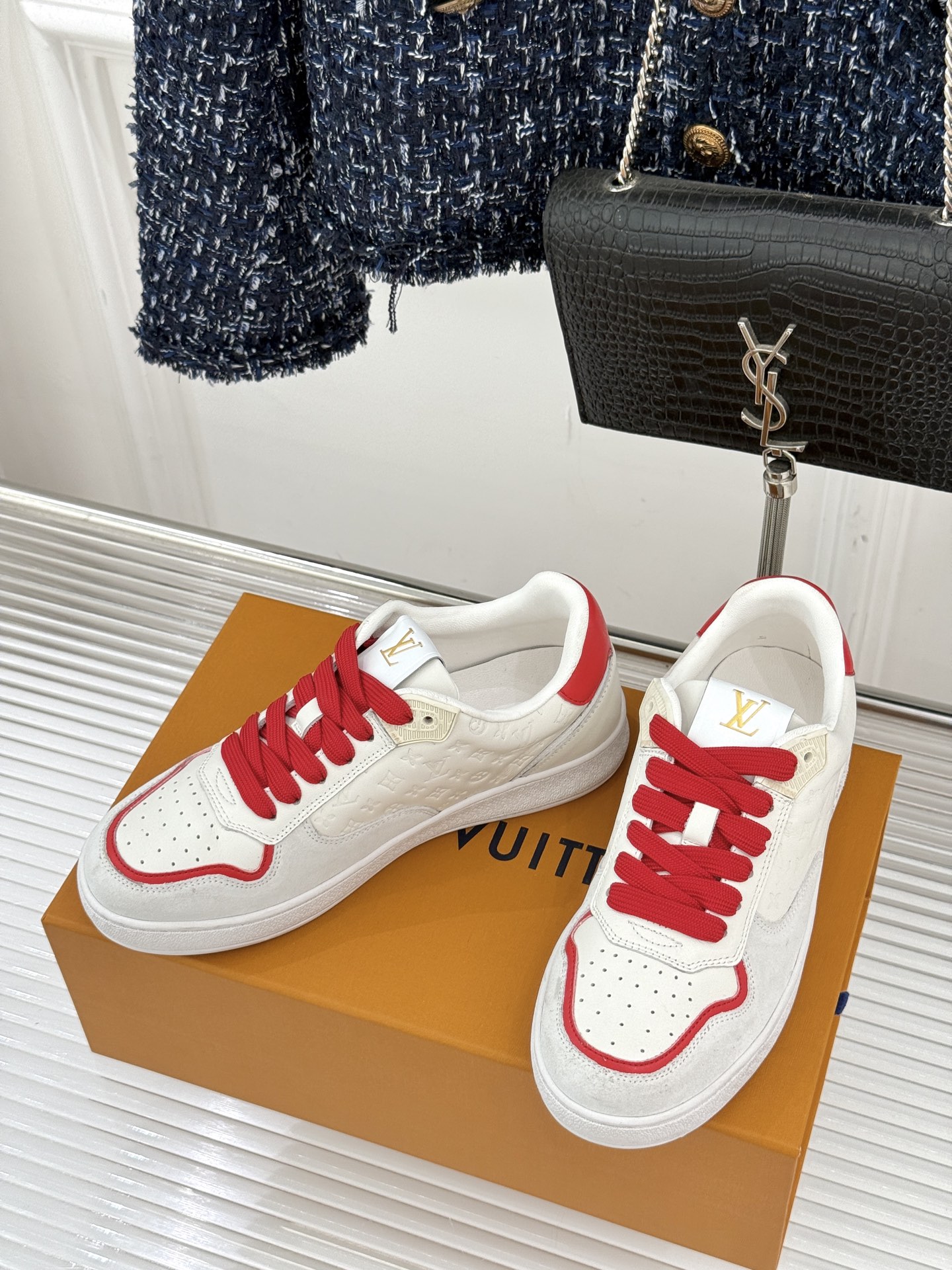 L*V驴家26WF早春新品压花情侣款休闲板鞋小白鞋结合“居家奢华”与“松弛自由”的核心理念它将聚焦老花暗