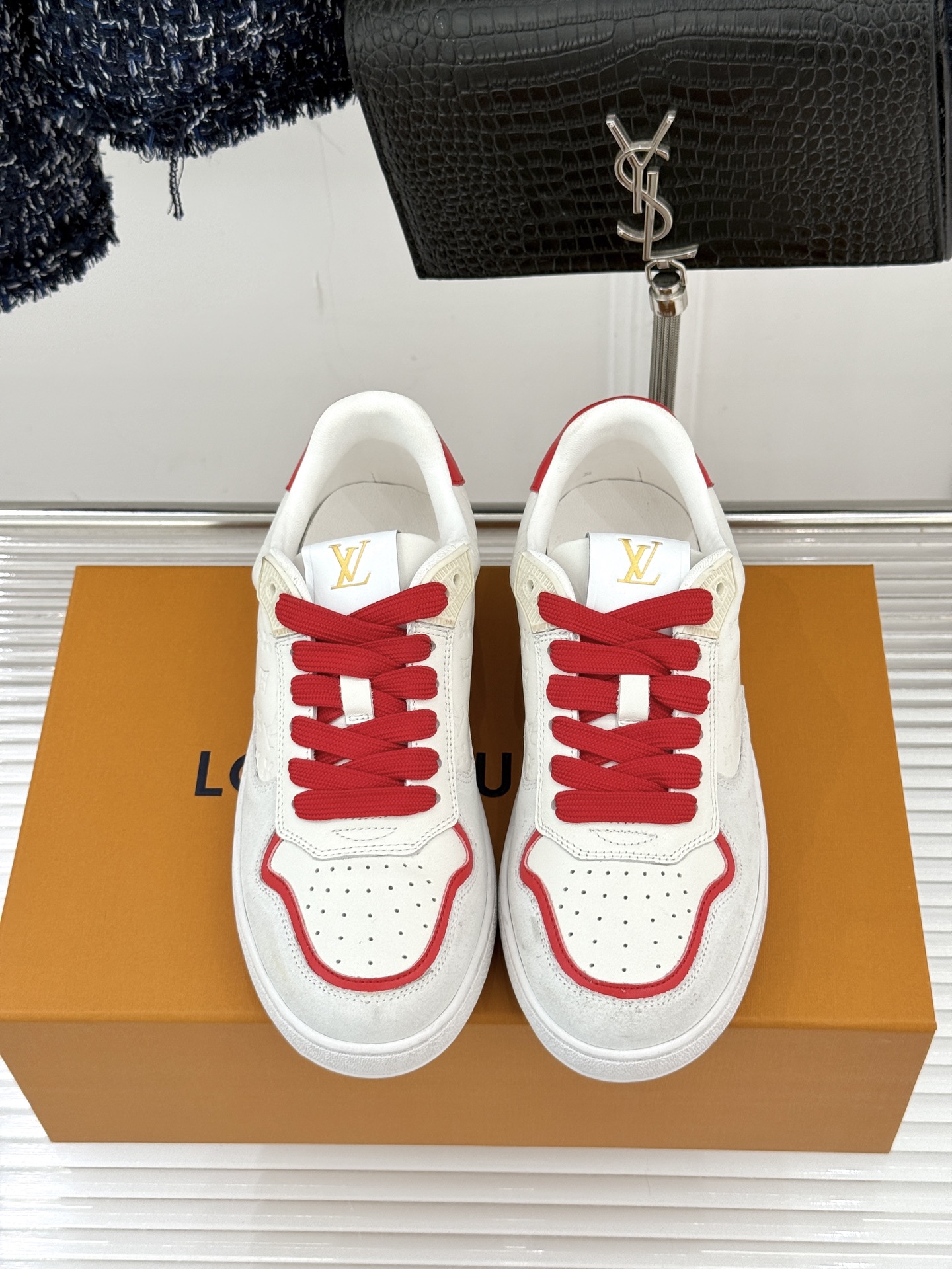 L*V驴家26WF早春新品压花情侣款休闲板鞋小白鞋结合“居家奢华”与“松弛自由”的核心理念它将聚焦老花暗