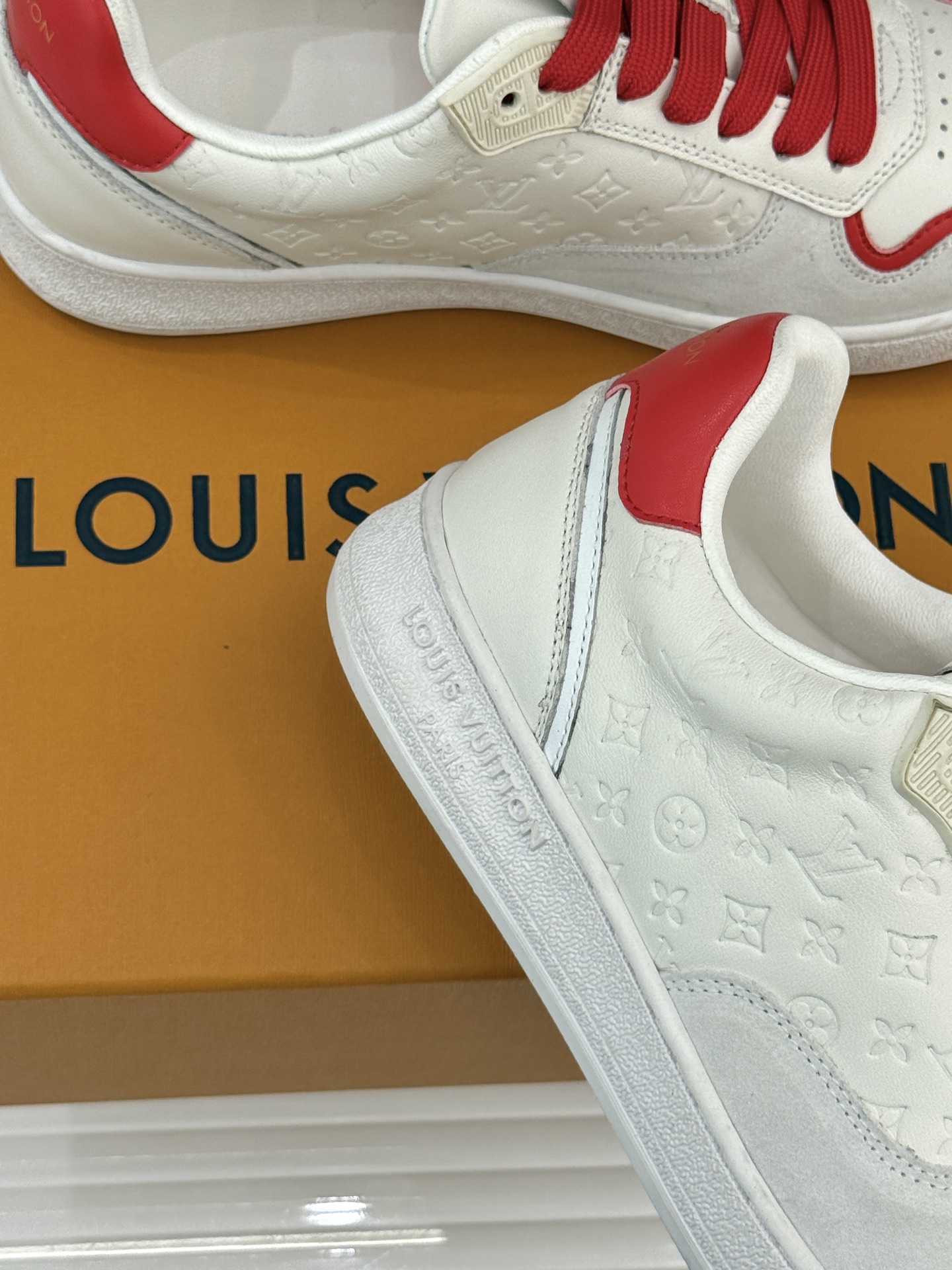 L*V驴家26WF早春新品压花情侣款休闲板鞋小白鞋结合“居家奢华”与“松弛自由”的核心理念它将聚焦老花暗