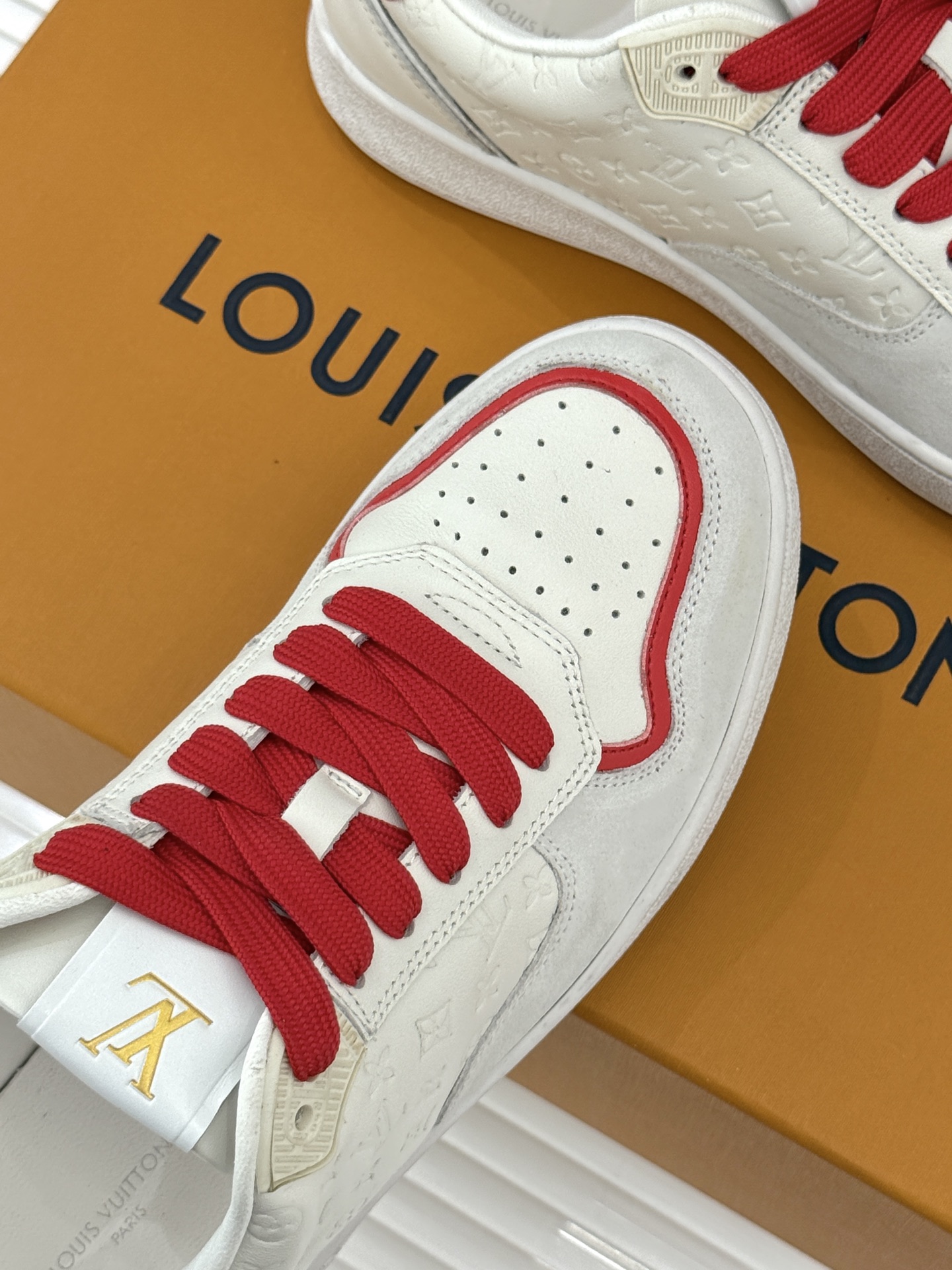 L*V驴家26WF早春新品压花情侣款休闲板鞋小白鞋结合“居家奢华”与“松弛自由”的核心理念它将聚焦老花暗