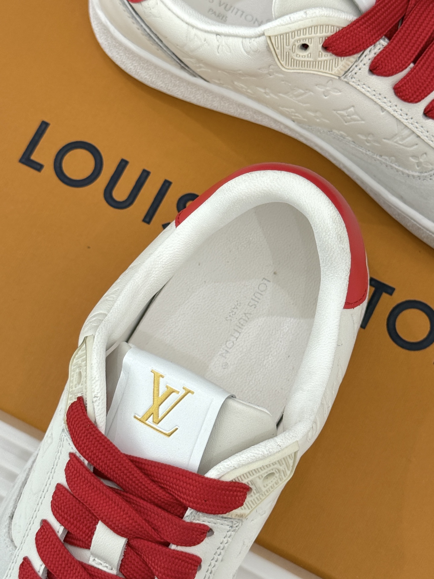 L*V驴家26WF早春新品压花情侣款休闲板鞋小白鞋结合“居家奢华”与“松弛自由”的核心理念它将聚焦老花暗