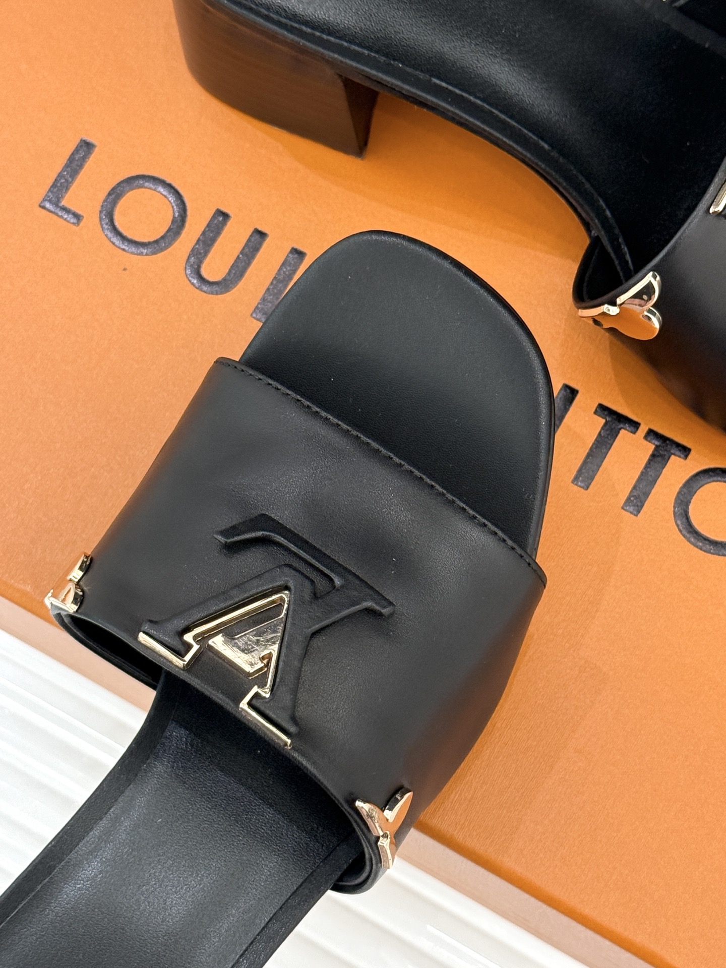 L*V驴牌经典爆款平底粗跟拖鞋它的设计简约而不失格调LV标识以金属质感的扣饰形式点缀仿佛将整个品牌的格调