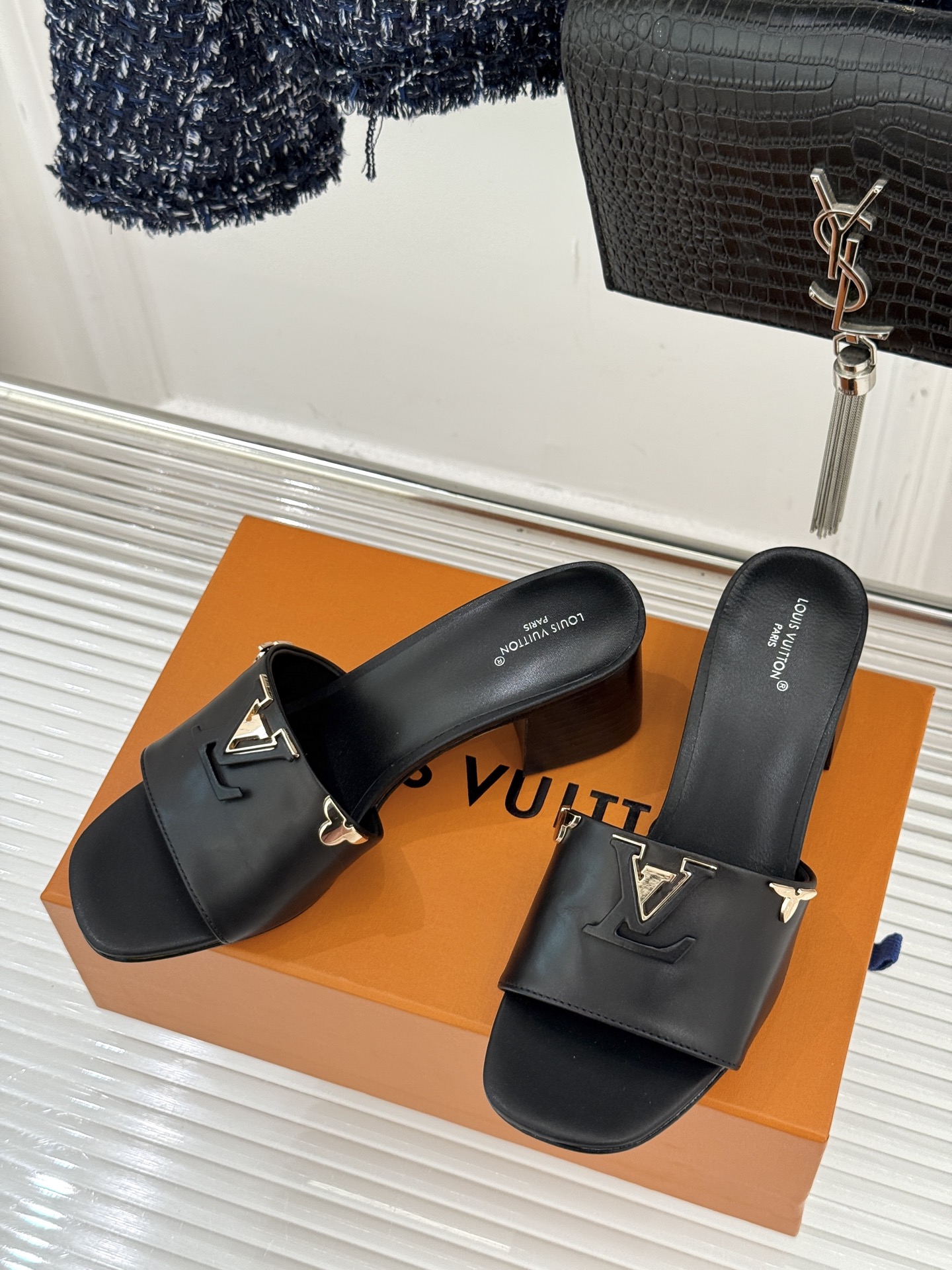 L*V驴牌经典爆款平底粗跟拖鞋它的设计简约而不失格调LV标识以金属质感的扣饰形式点缀仿佛将整个品牌的格调