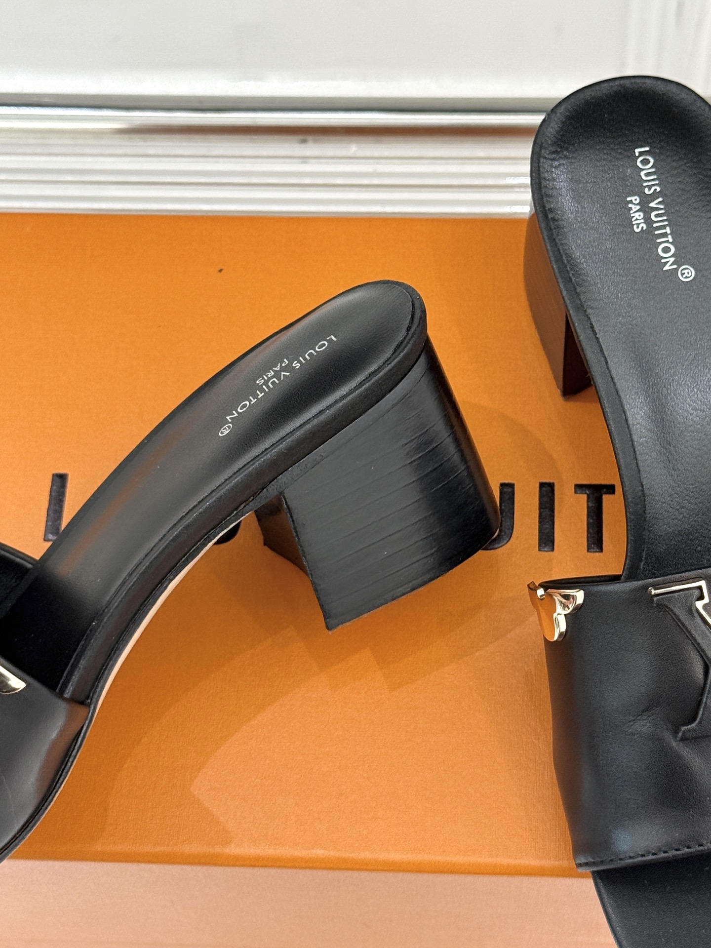 L*V驴牌经典爆款平底粗跟拖鞋它的设计简约而不失格调LV标识以金属质感的扣饰形式点缀仿佛将整个品牌的格调