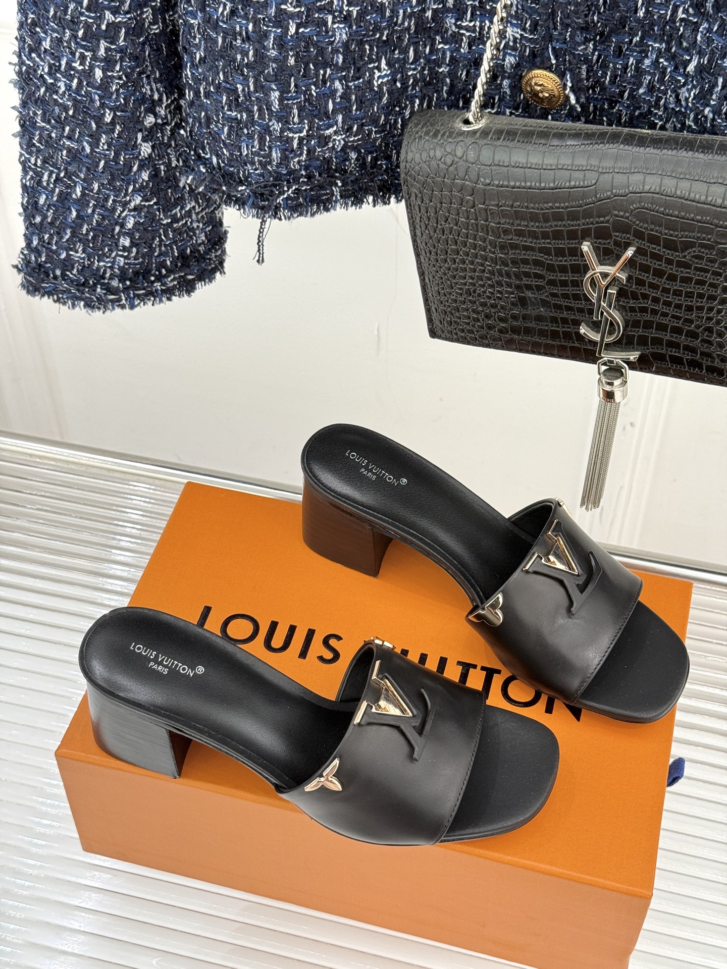 L*V驴牌经典爆款平底粗跟拖鞋它的设计简约而不失格调LV标识以金属质感的扣饰形式点缀仿佛将整个品牌的格调