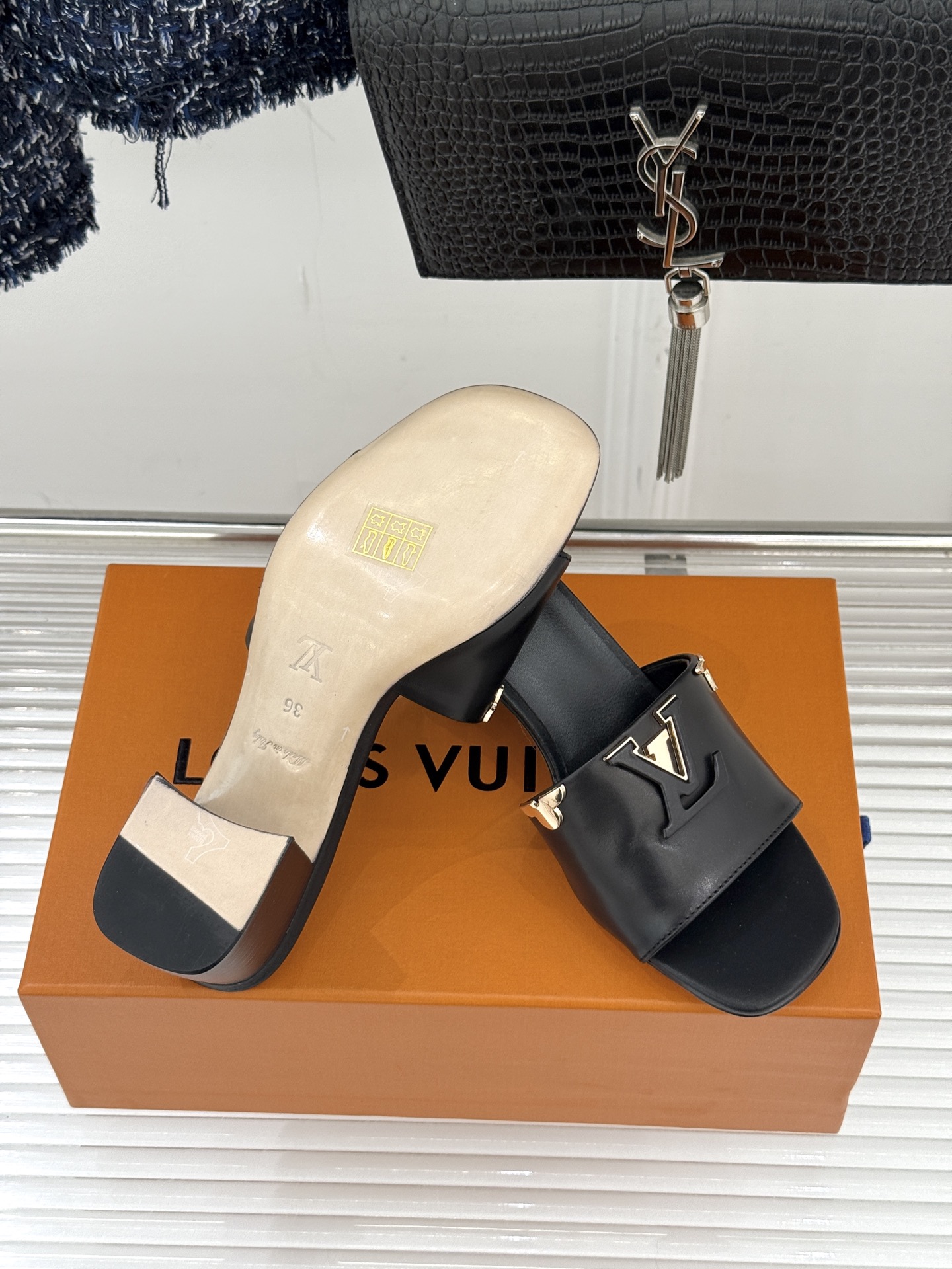 L*V驴牌经典爆款平底粗跟拖鞋它的设计简约而不失格调LV标识以金属质感的扣饰形式点缀仿佛将整个品牌的格调