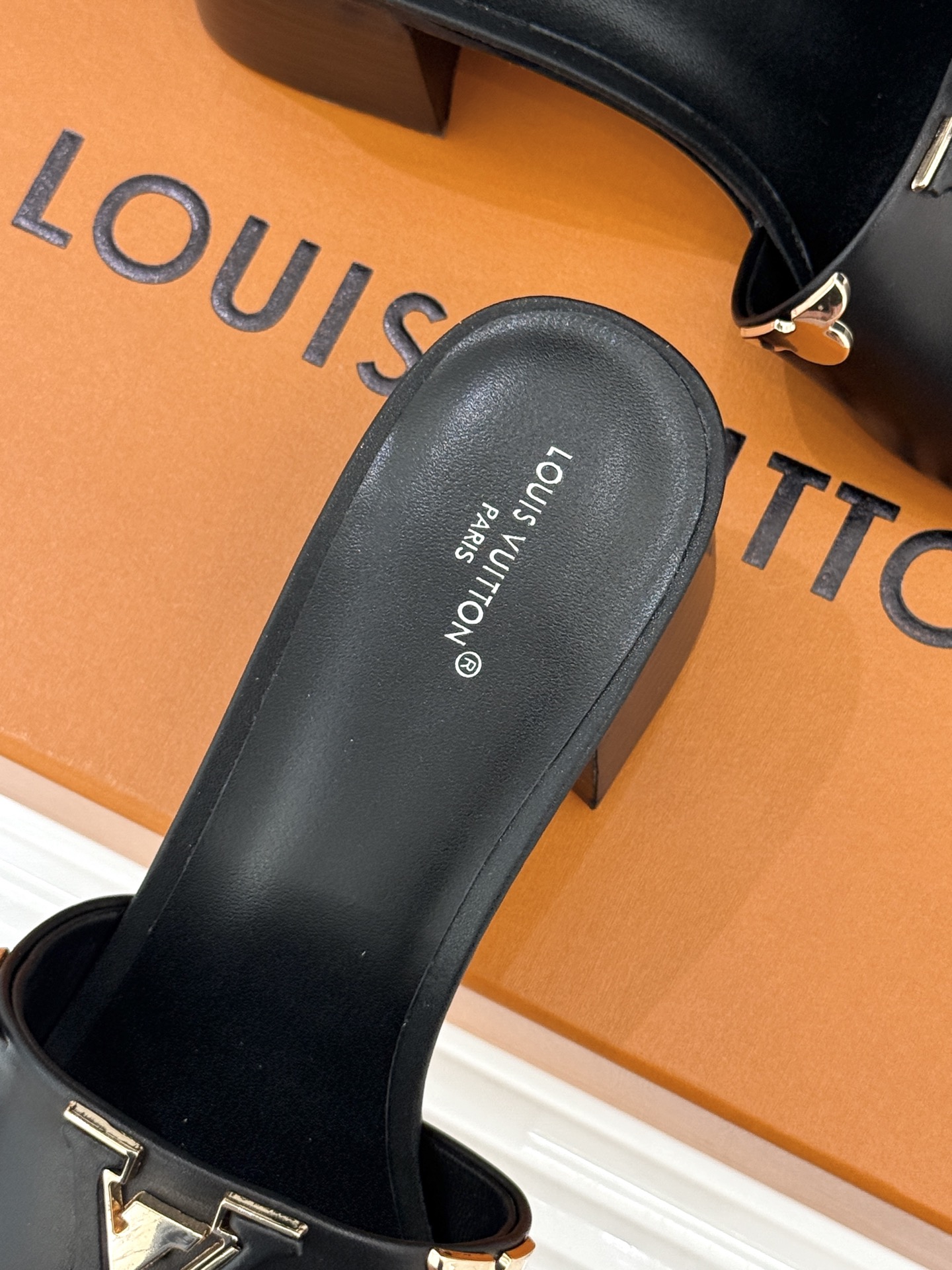 L*V驴牌经典爆款平底粗跟拖鞋它的设计简约而不失格调LV标识以金属质感的扣饰形式点缀仿佛将整个品牌的格调