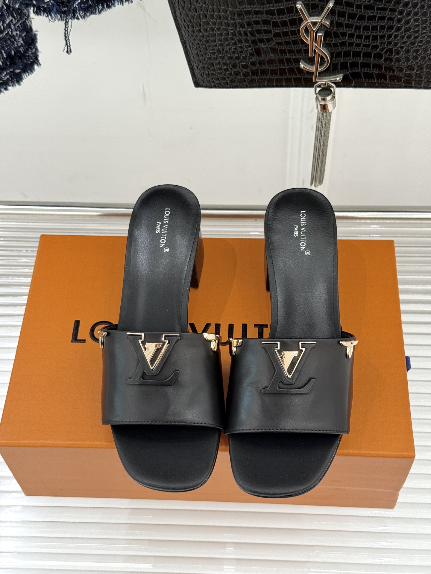 L*V驴牌经典爆款平底粗跟拖鞋它的设计简约而不失格调LV标识以金属质感的扣饰形式点缀仿佛将整个品牌的格调