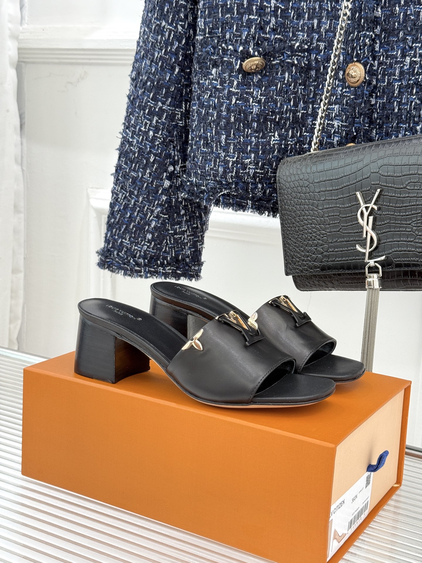 L*V驴牌经典爆款平底粗跟拖鞋它的设计简约而不失格调LV标识以金属质感的扣饰形式点缀仿佛将整个品牌的格调