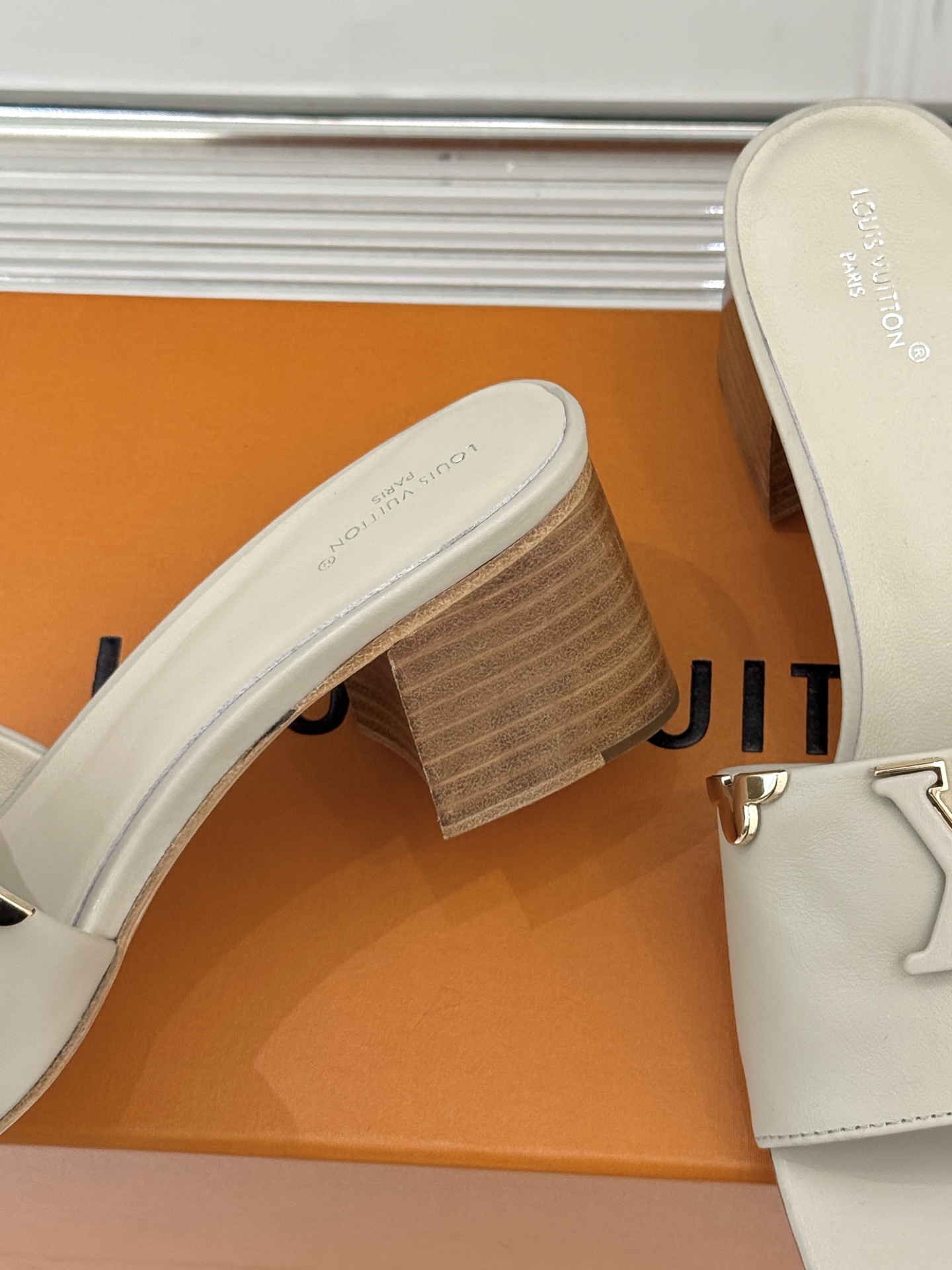 L*V驴牌经典爆款平底粗跟拖鞋它的设计简约而不失格调LV标识以金属质感的扣饰形式点缀仿佛将整个品牌的格调