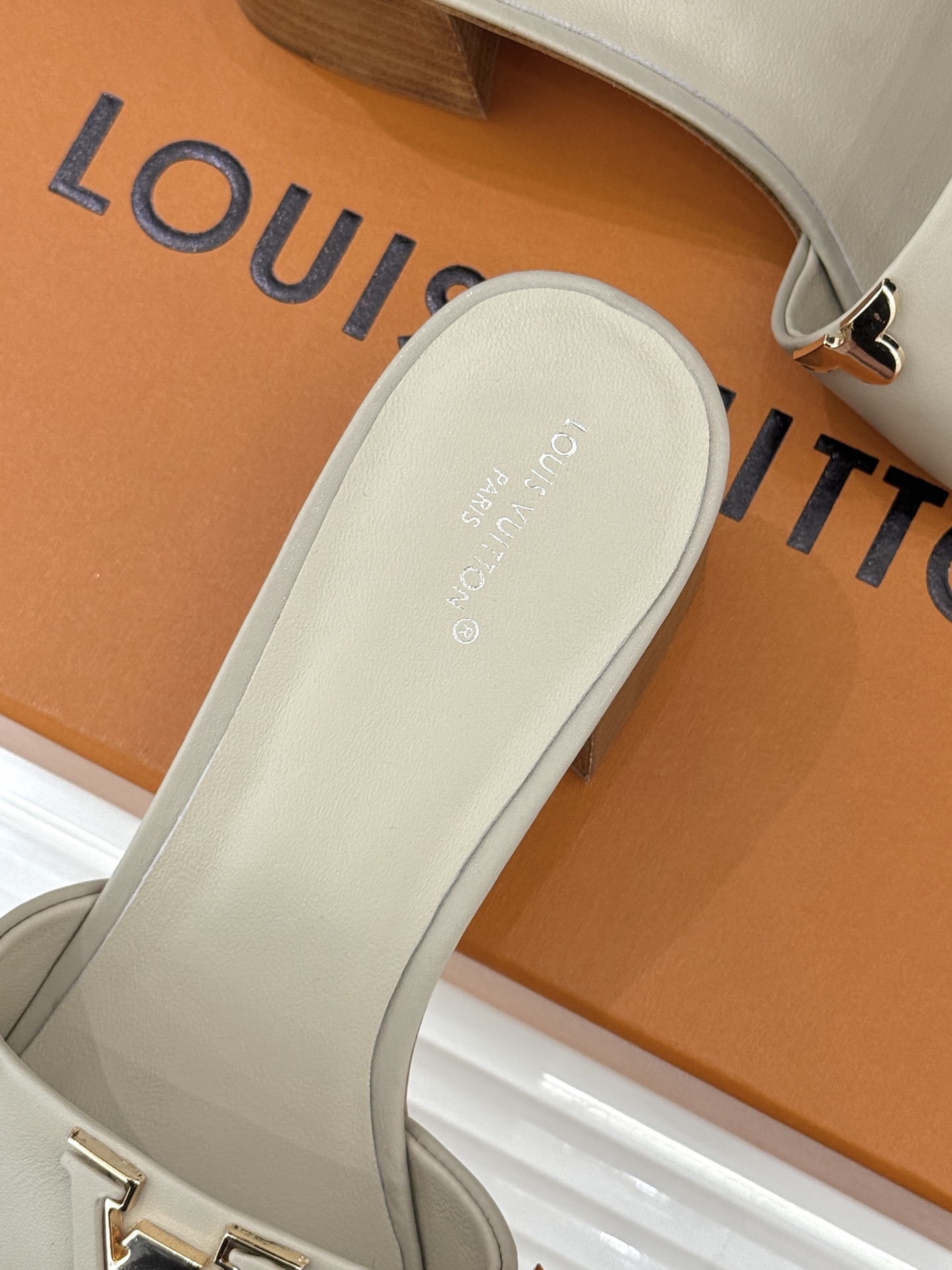 L*V驴牌经典爆款平底粗跟拖鞋它的设计简约而不失格调LV标识以金属质感的扣饰形式点缀仿佛将整个品牌的格调