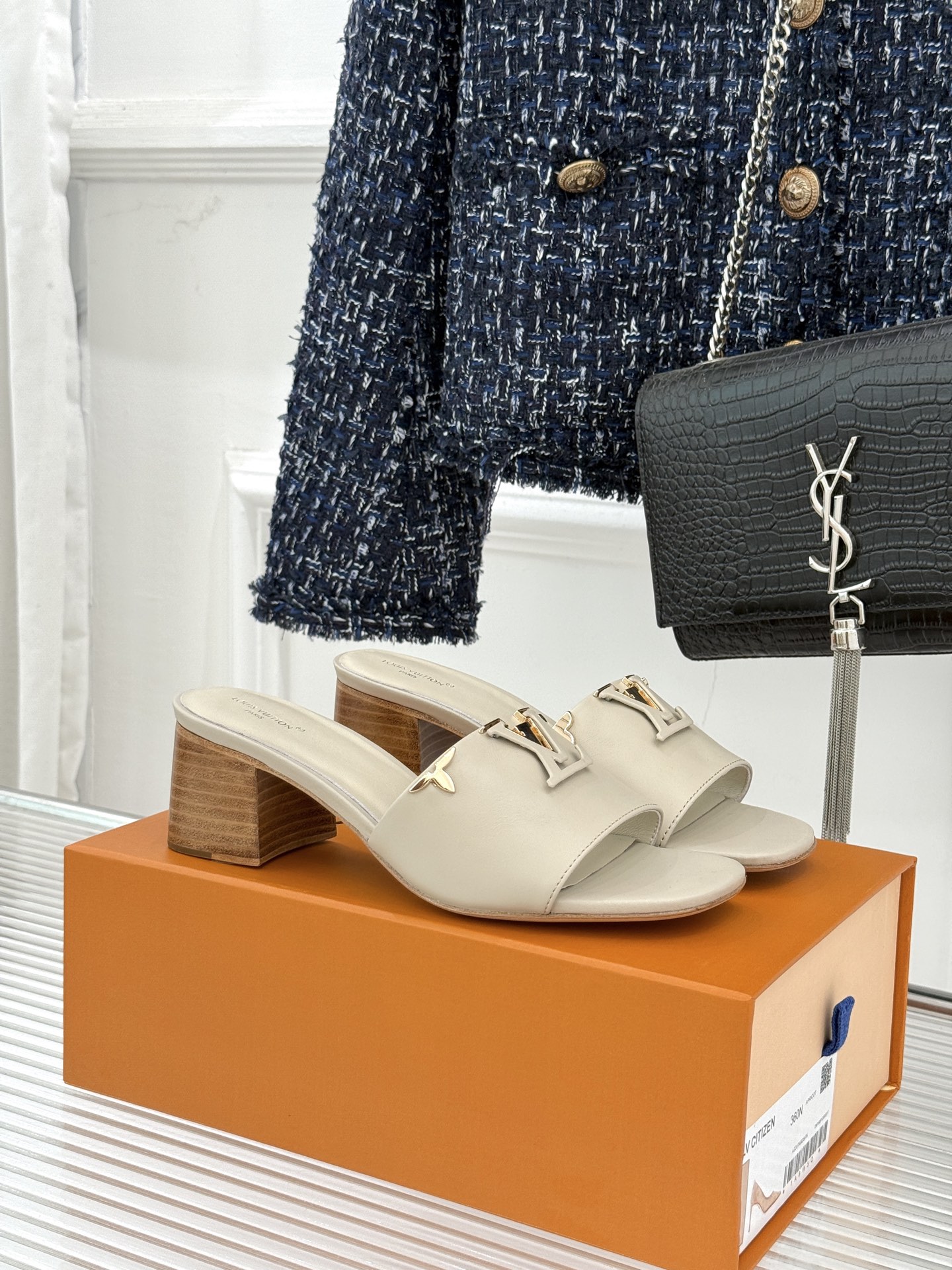 L*V驴牌经典爆款平底粗跟拖鞋它的设计简约而不失格调LV标识以金属质感的扣饰形式点缀仿佛将整个品牌的格调