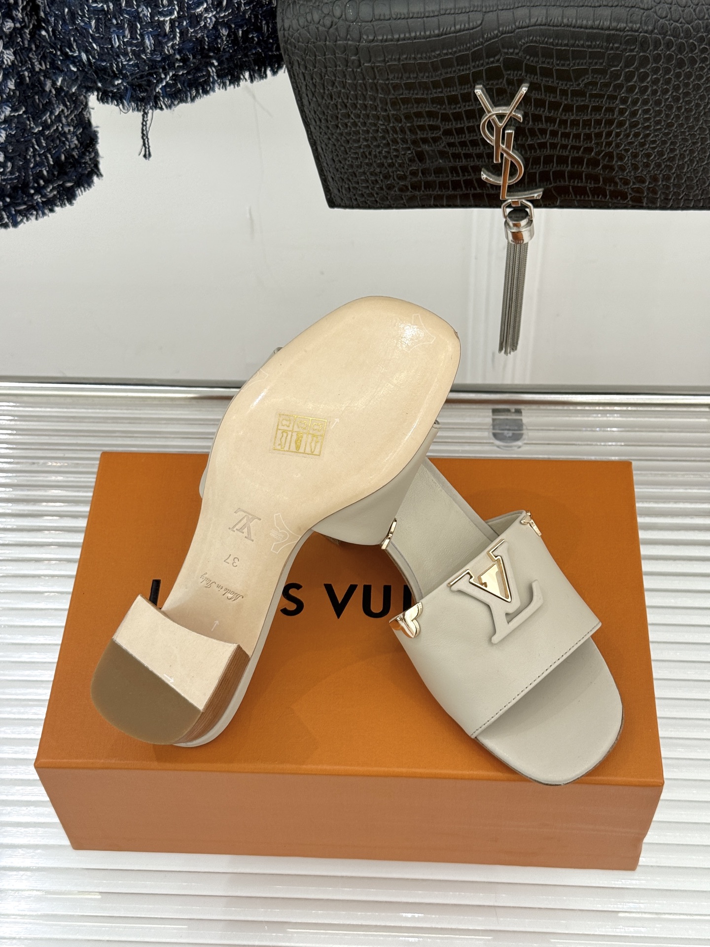 L*V驴牌经典爆款平底粗跟拖鞋它的设计简约而不失格调LV标识以金属质感的扣饰形式点缀仿佛将整个品牌的格调