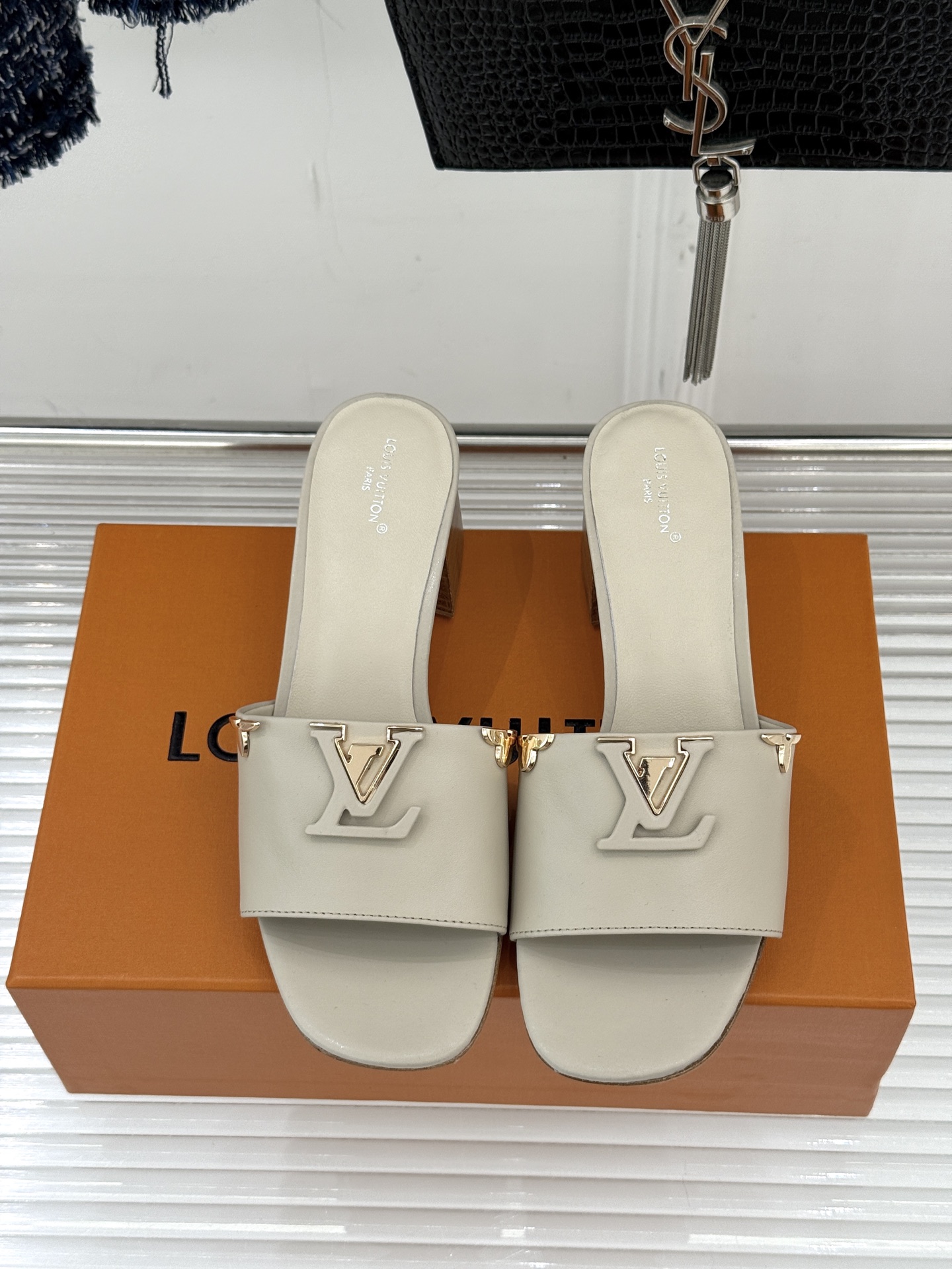 L*V驴牌经典爆款平底粗跟拖鞋它的设计简约而不失格调LV标识以金属质感的扣饰形式点缀仿佛将整个品牌的格调