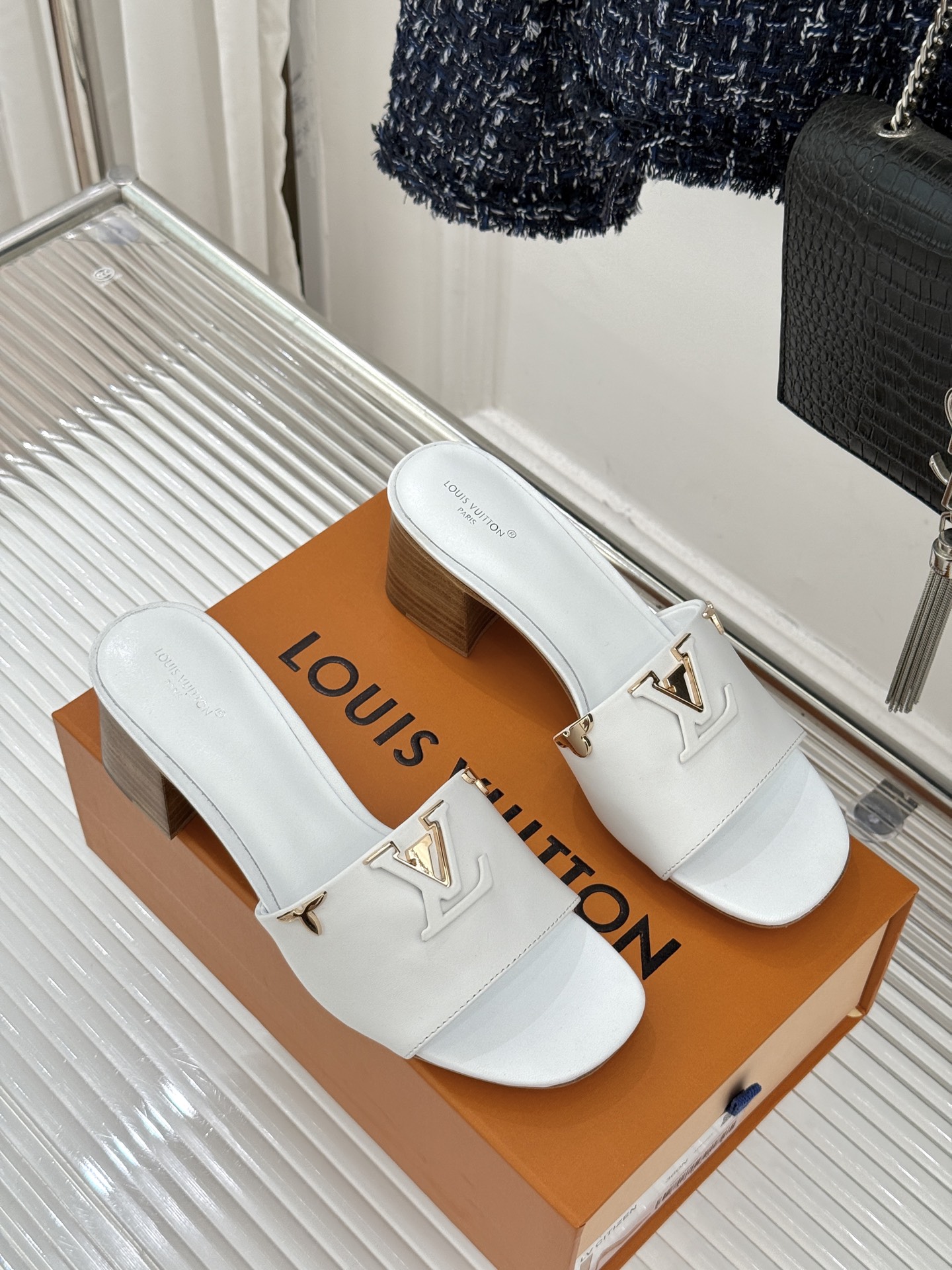 L*V驴牌经典爆款平底粗跟拖鞋它的设计简约而不失格调LV标识以金属质感的扣饰形式点缀仿佛将整个品牌的格调
