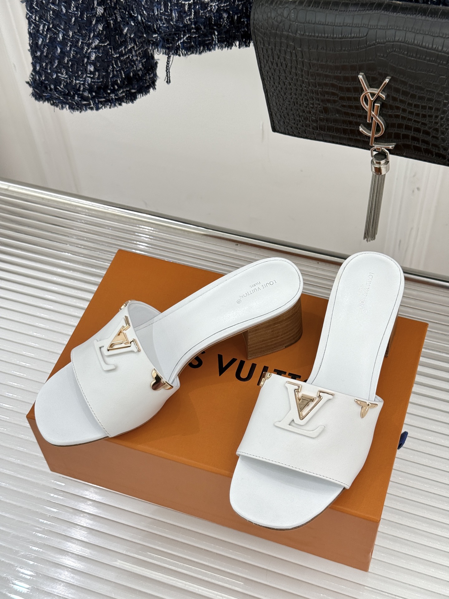 L*V驴牌经典爆款平底粗跟拖鞋它的设计简约而不失格调LV标识以金属质感的扣饰形式点缀仿佛将整个品牌的格调