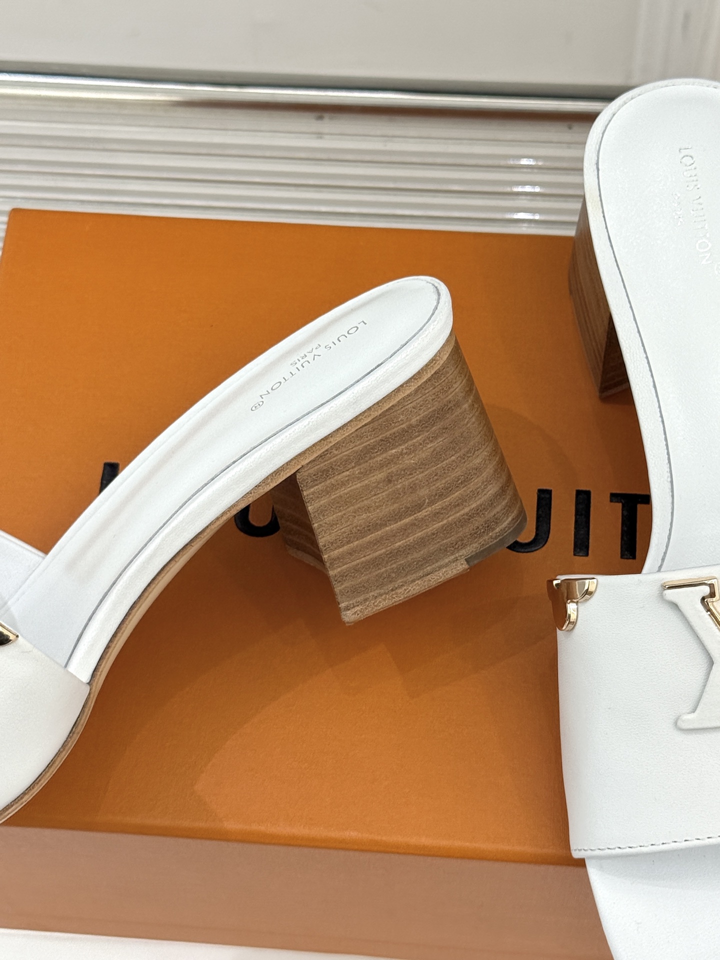 L*V驴牌经典爆款平底粗跟拖鞋它的设计简约而不失格调LV标识以金属质感的扣饰形式点缀仿佛将整个品牌的格调