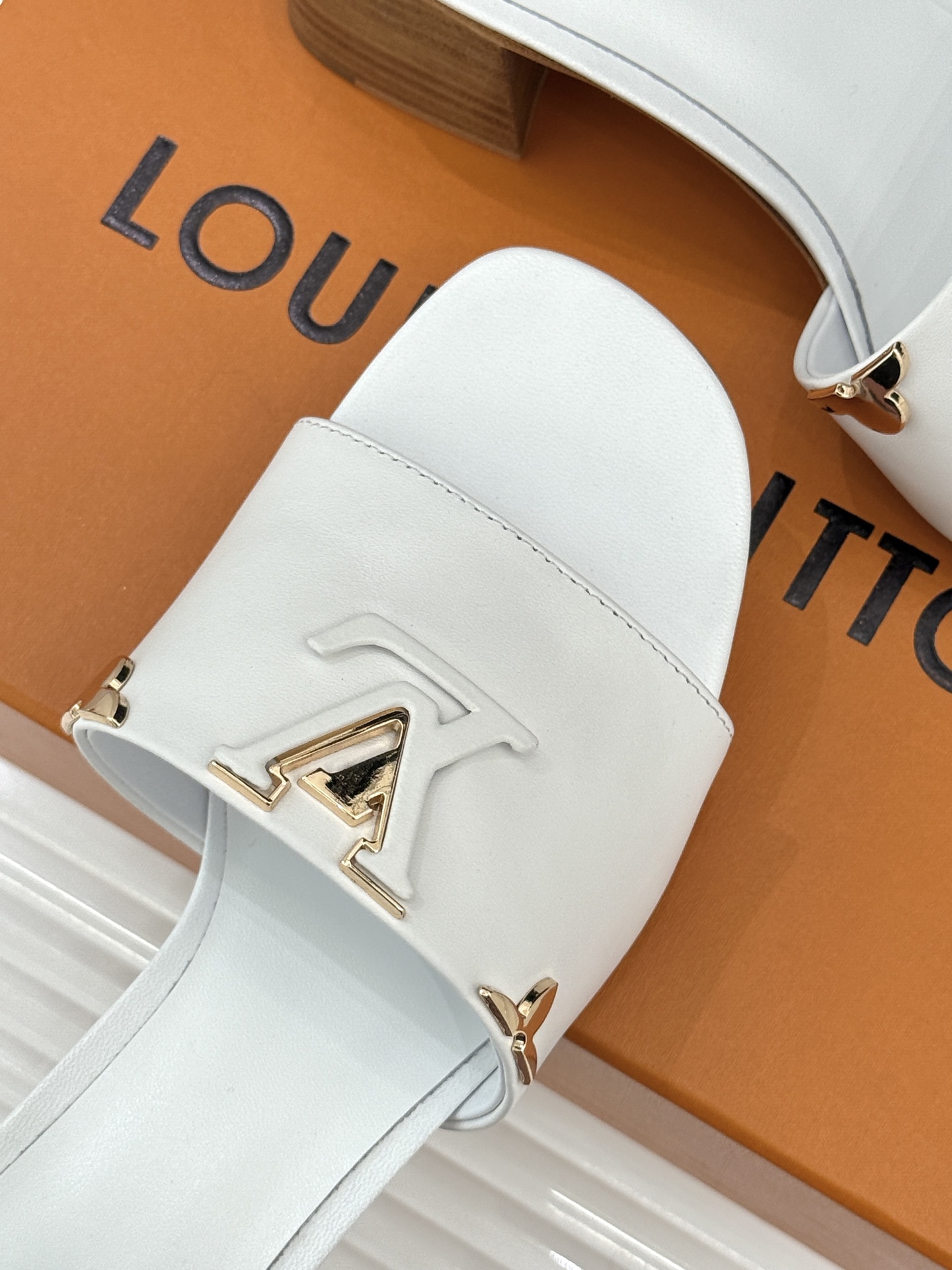 L*V驴牌经典爆款平底粗跟拖鞋它的设计简约而不失格调LV标识以金属质感的扣饰形式点缀仿佛将整个品牌的格调