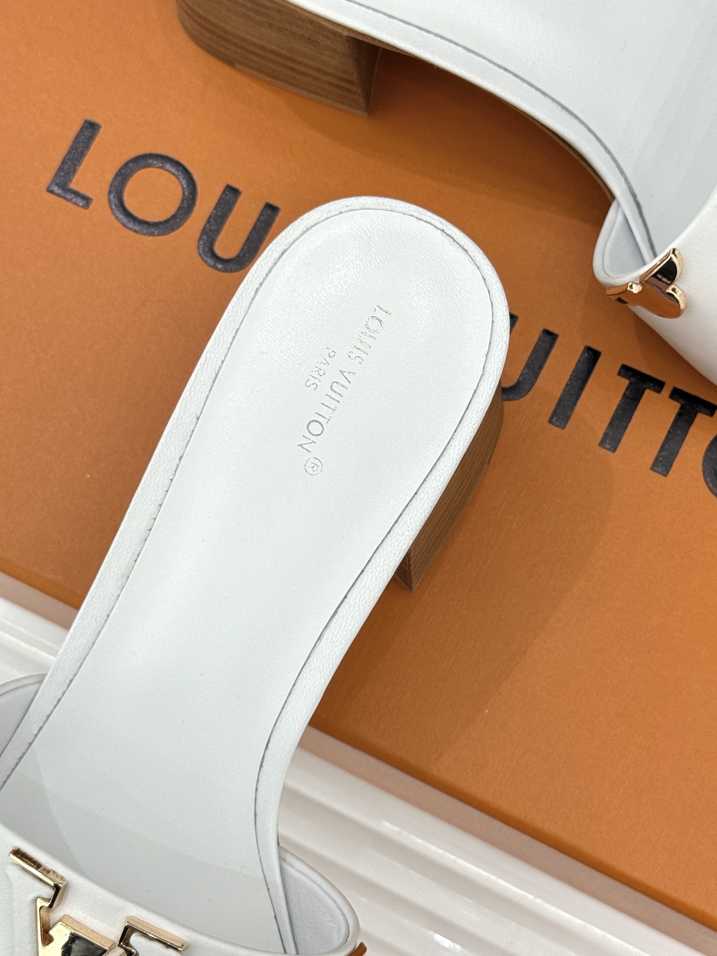 L*V驴牌经典爆款平底粗跟拖鞋它的设计简约而不失格调LV标识以金属质感的扣饰形式点缀仿佛将整个品牌的格调