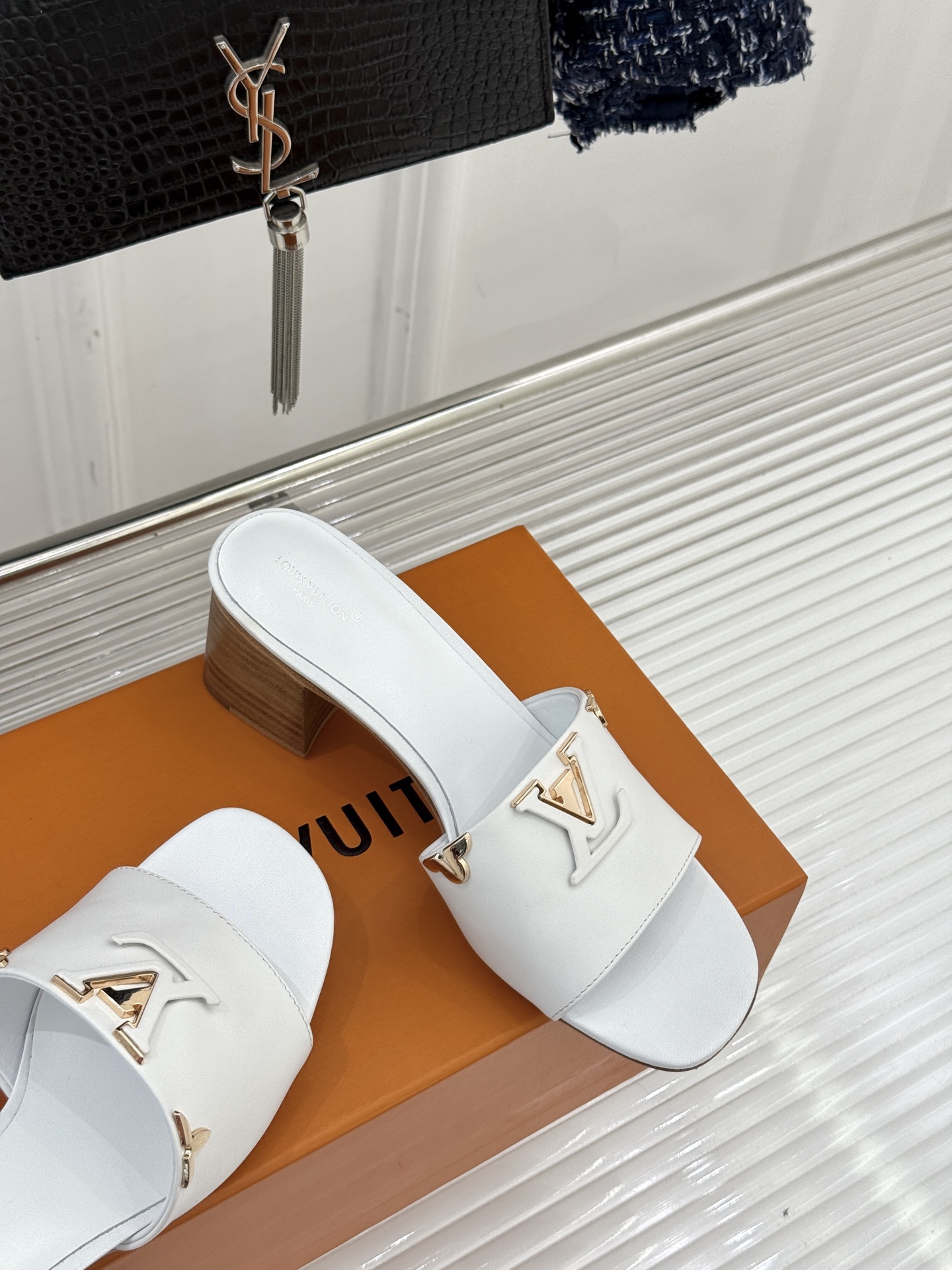 L*V驴牌经典爆款平底粗跟拖鞋它的设计简约而不失格调LV标识以金属质感的扣饰形式点缀仿佛将整个品牌的格调