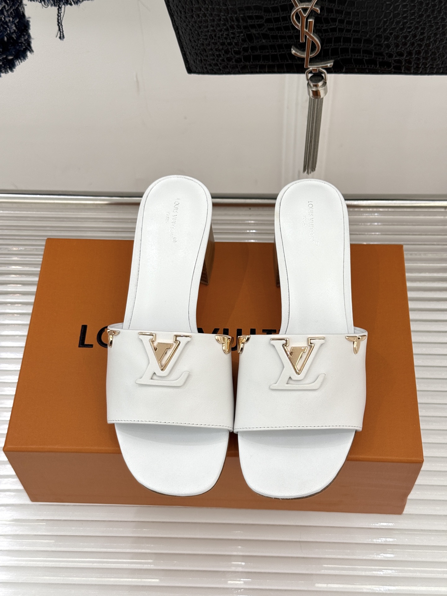 L*V驴牌经典爆款平底粗跟拖鞋它的设计简约而不失格调LV标识以金属质感的扣饰形式点缀仿佛将整个品牌的格调