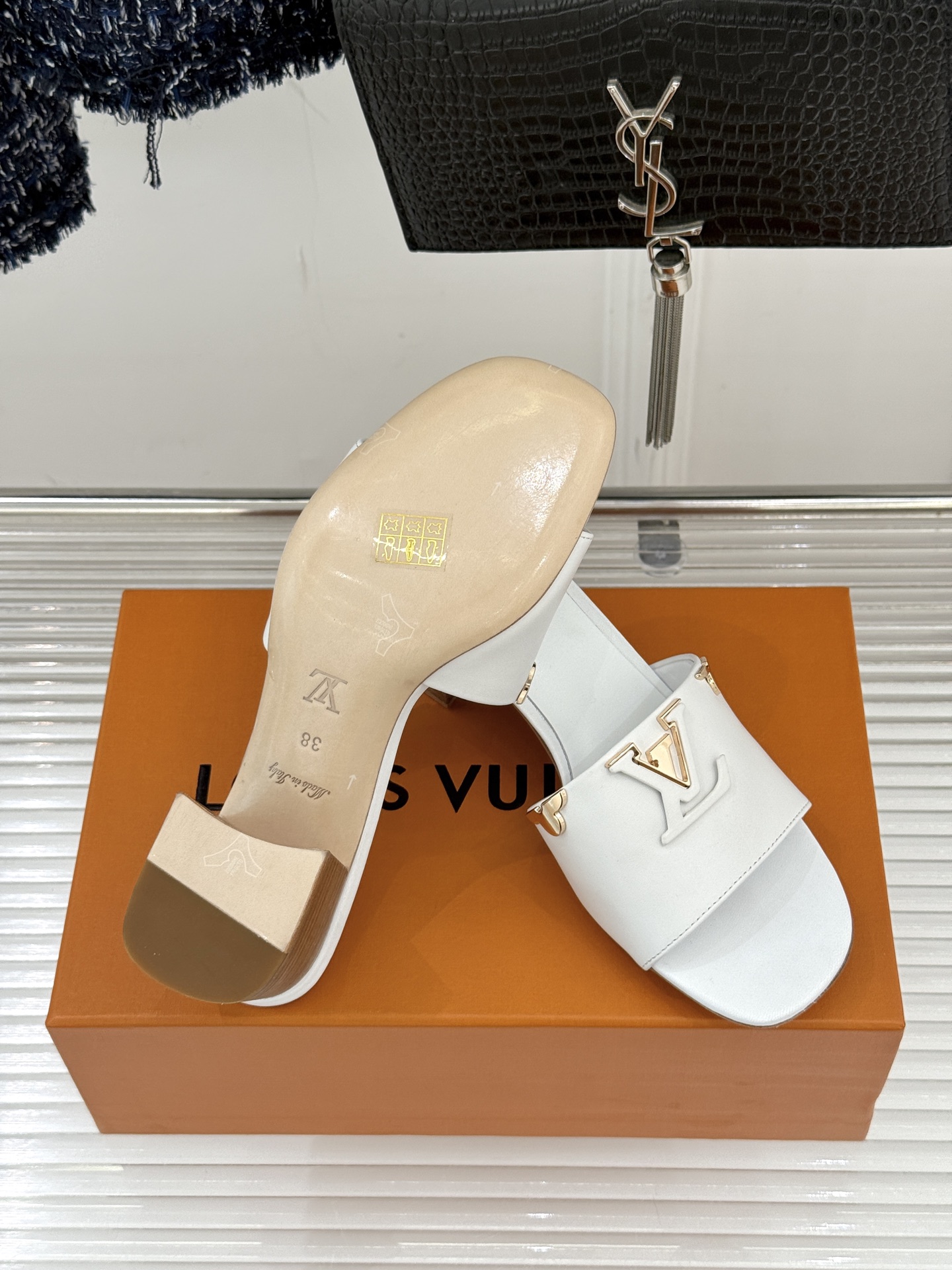 L*V驴牌经典爆款平底粗跟拖鞋它的设计简约而不失格调LV标识以金属质感的扣饰形式点缀仿佛将整个品牌的格调