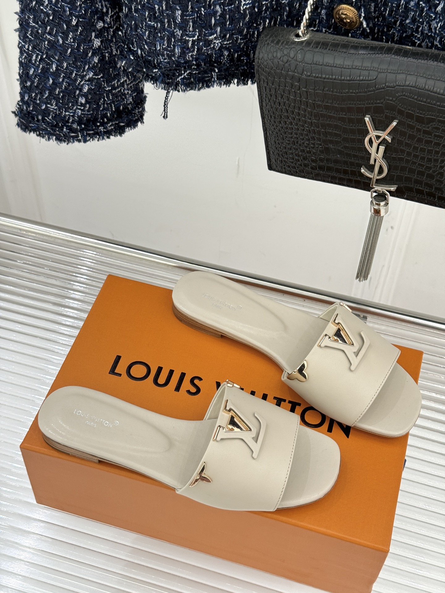 L*V驴牌经典爆款平底粗跟拖鞋它的设计简约而不失格调LV标识以金属质感的扣饰形式点缀仿佛将整个品牌的格调