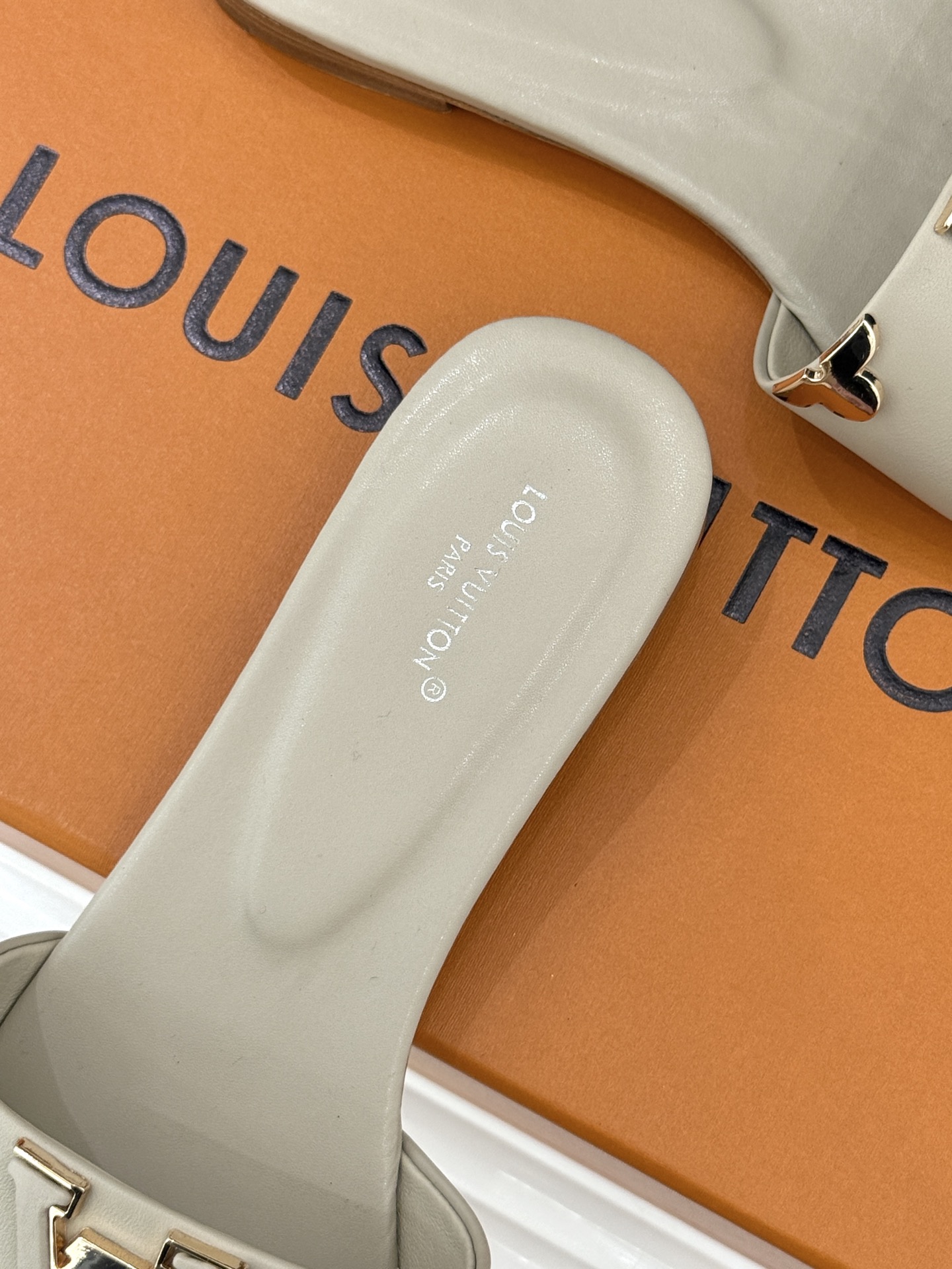 L*V驴牌经典爆款平底粗跟拖鞋它的设计简约而不失格调LV标识以金属质感的扣饰形式点缀仿佛将整个品牌的格调