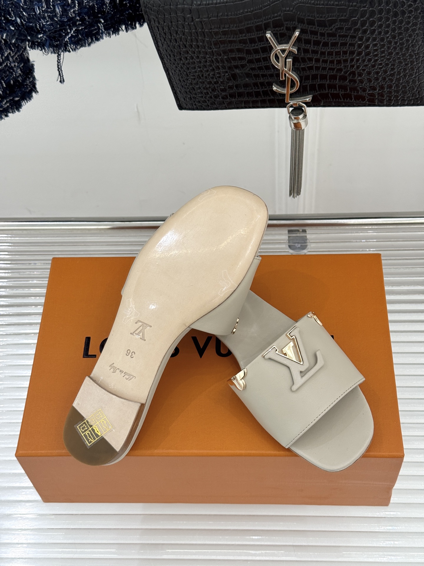 L*V驴牌经典爆款平底粗跟拖鞋它的设计简约而不失格调LV标识以金属质感的扣饰形式点缀仿佛将整个品牌的格调