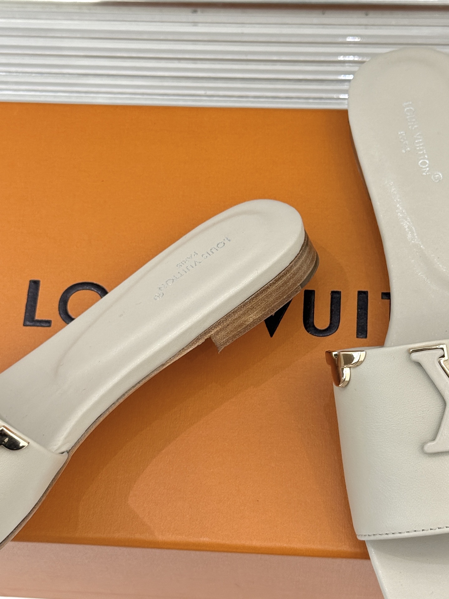 L*V驴牌经典爆款平底粗跟拖鞋它的设计简约而不失格调LV标识以金属质感的扣饰形式点缀仿佛将整个品牌的格调