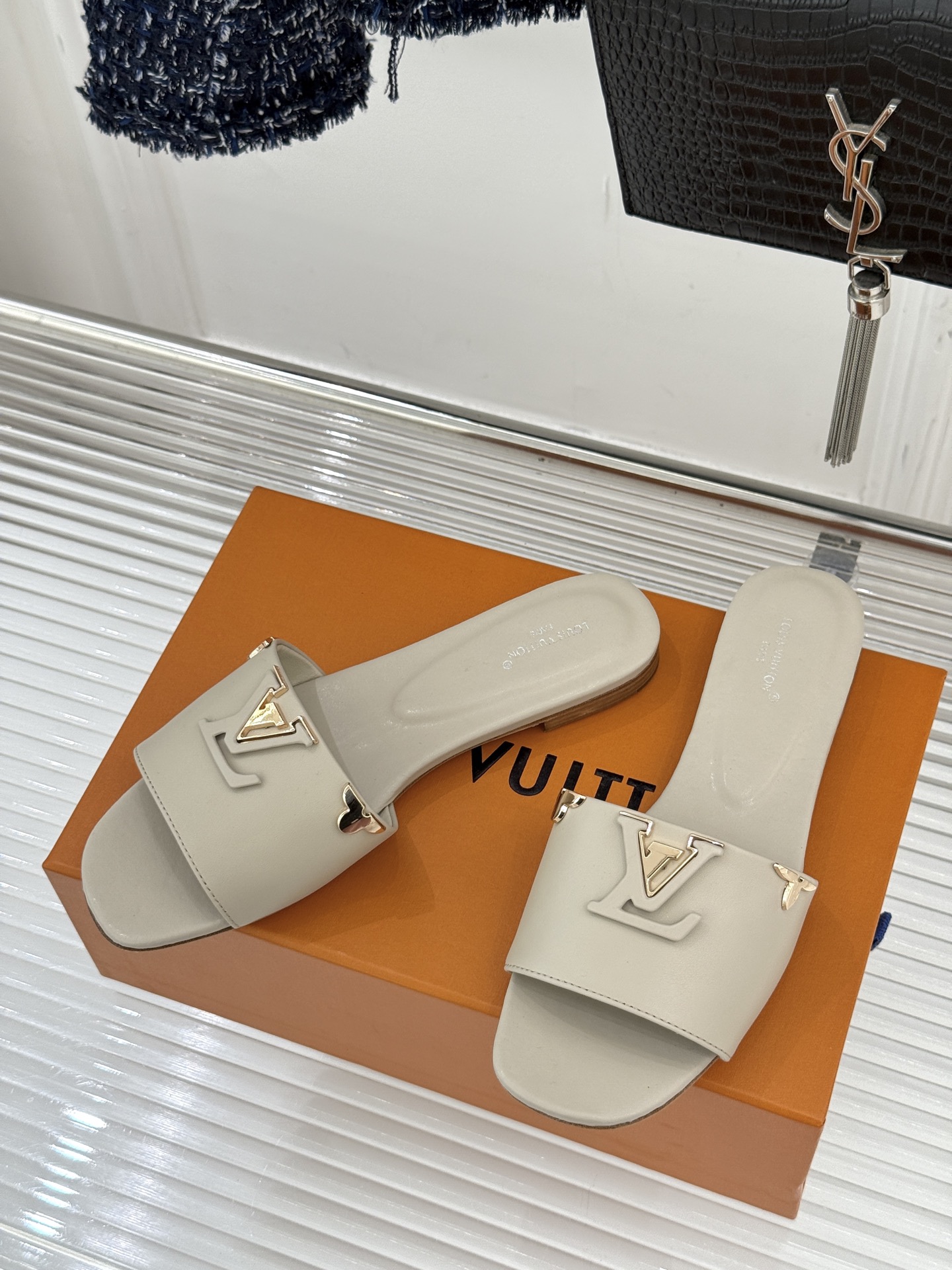 L*V驴牌经典爆款平底粗跟拖鞋它的设计简约而不失格调LV标识以金属质感的扣饰形式点缀仿佛将整个品牌的格调