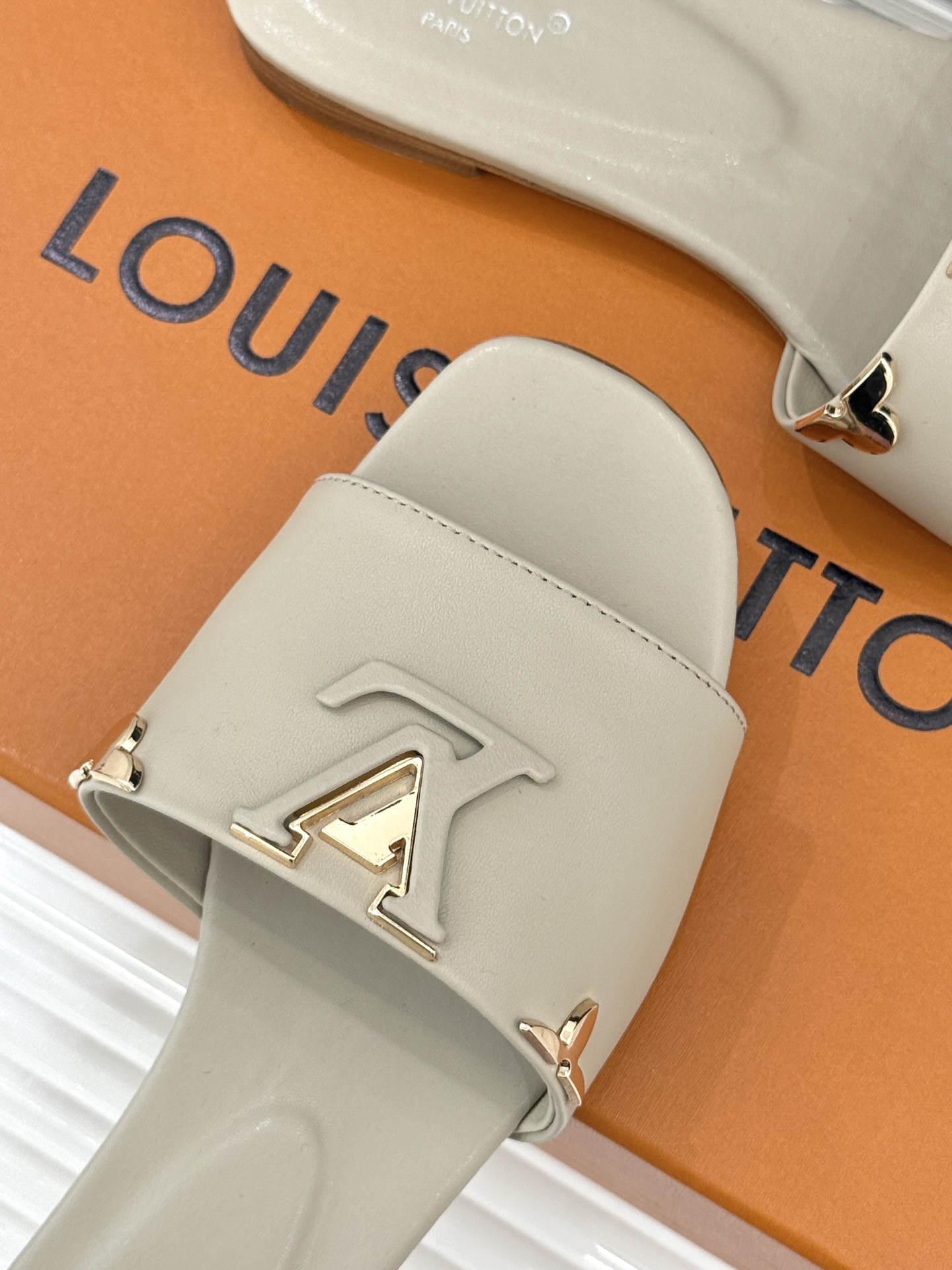 L*V驴牌经典爆款平底粗跟拖鞋它的设计简约而不失格调LV标识以金属质感的扣饰形式点缀仿佛将整个品牌的格调