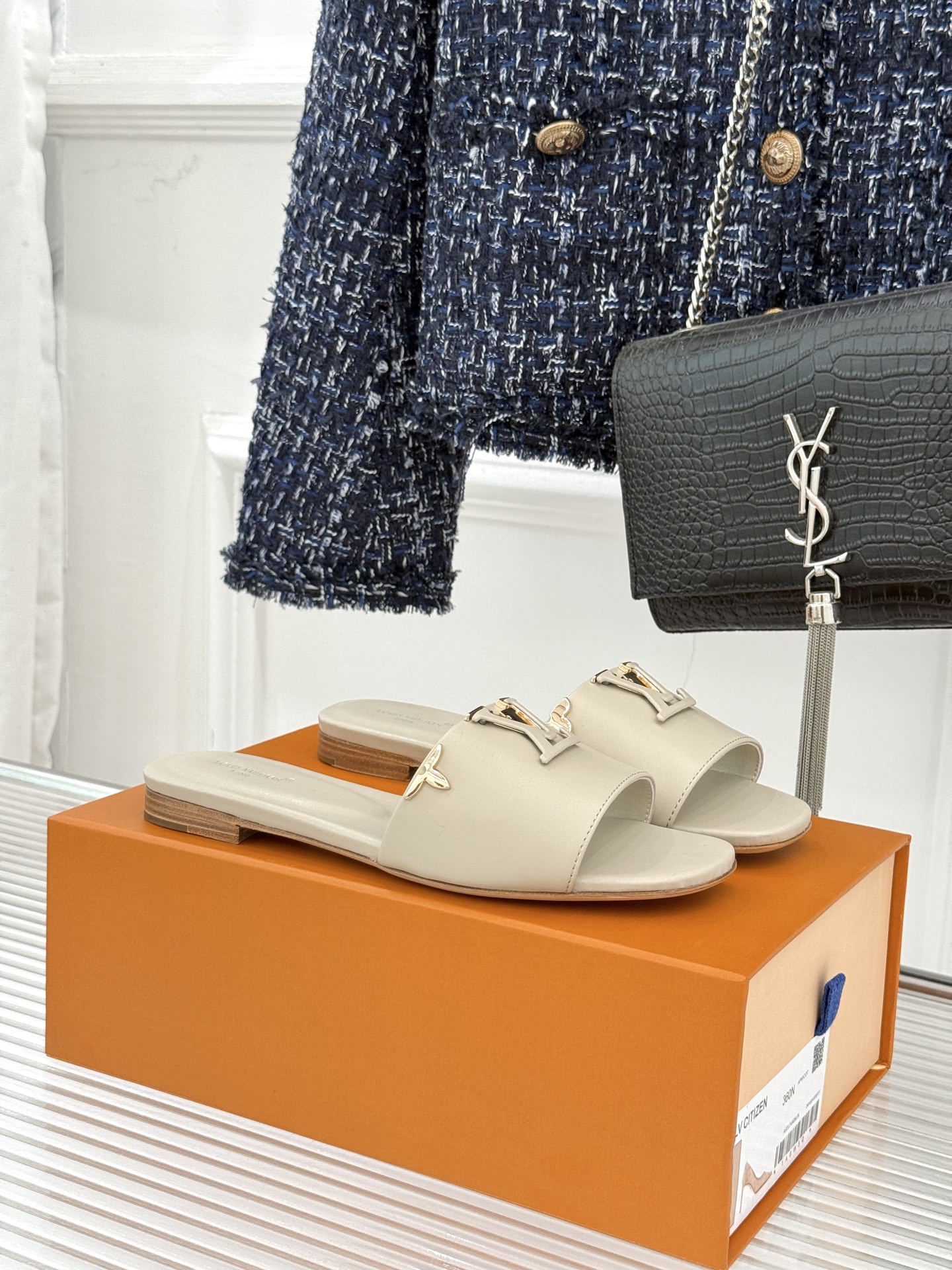 L*V驴牌经典爆款平底粗跟拖鞋它的设计简约而不失格调LV标识以金属质感的扣饰形式点缀仿佛将整个品牌的格调