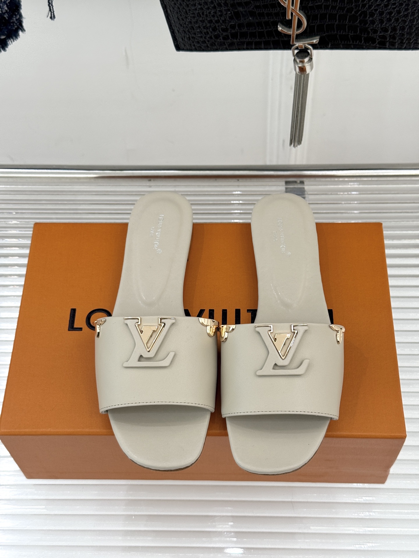 L*V驴牌经典爆款平底粗跟拖鞋它的设计简约而不失格调LV标识以金属质感的扣饰形式点缀仿佛将整个品牌的格调