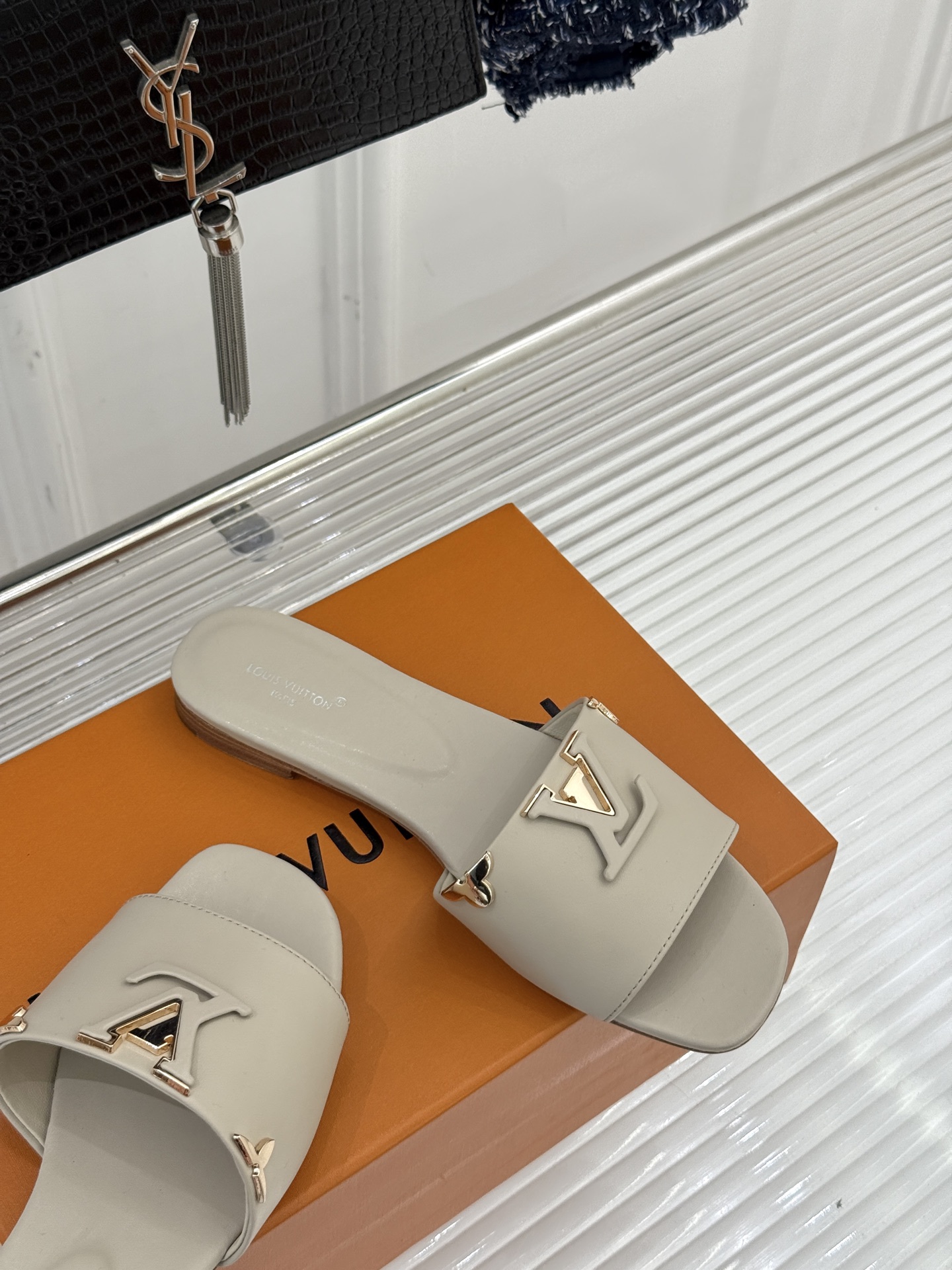 L*V驴牌经典爆款平底粗跟拖鞋它的设计简约而不失格调LV标识以金属质感的扣饰形式点缀仿佛将整个品牌的格调