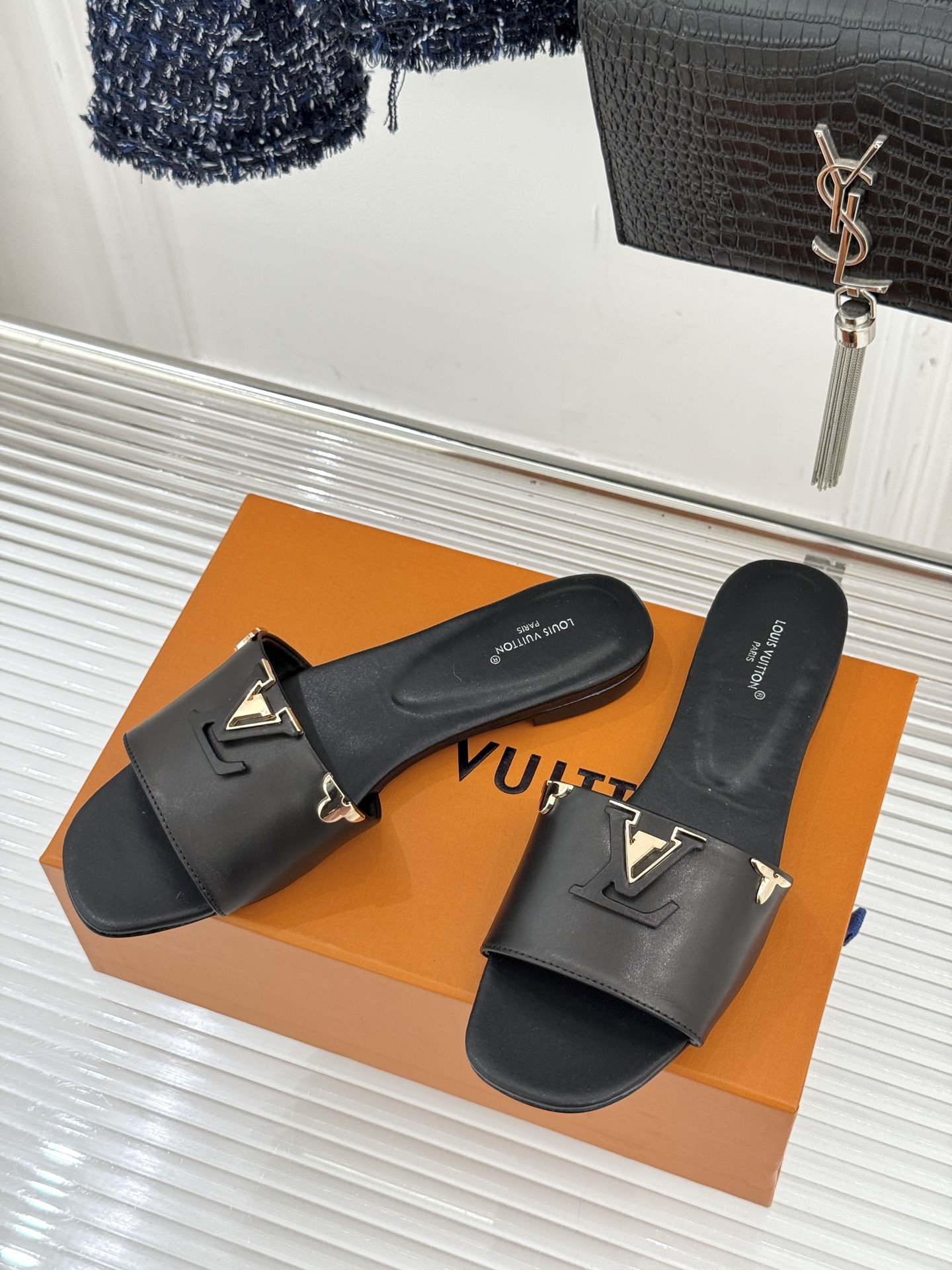 L*V驴牌经典爆款平底粗跟拖鞋它的设计简约而不失格调LV标识以金属质感的扣饰形式点缀仿佛将整个品牌的格调