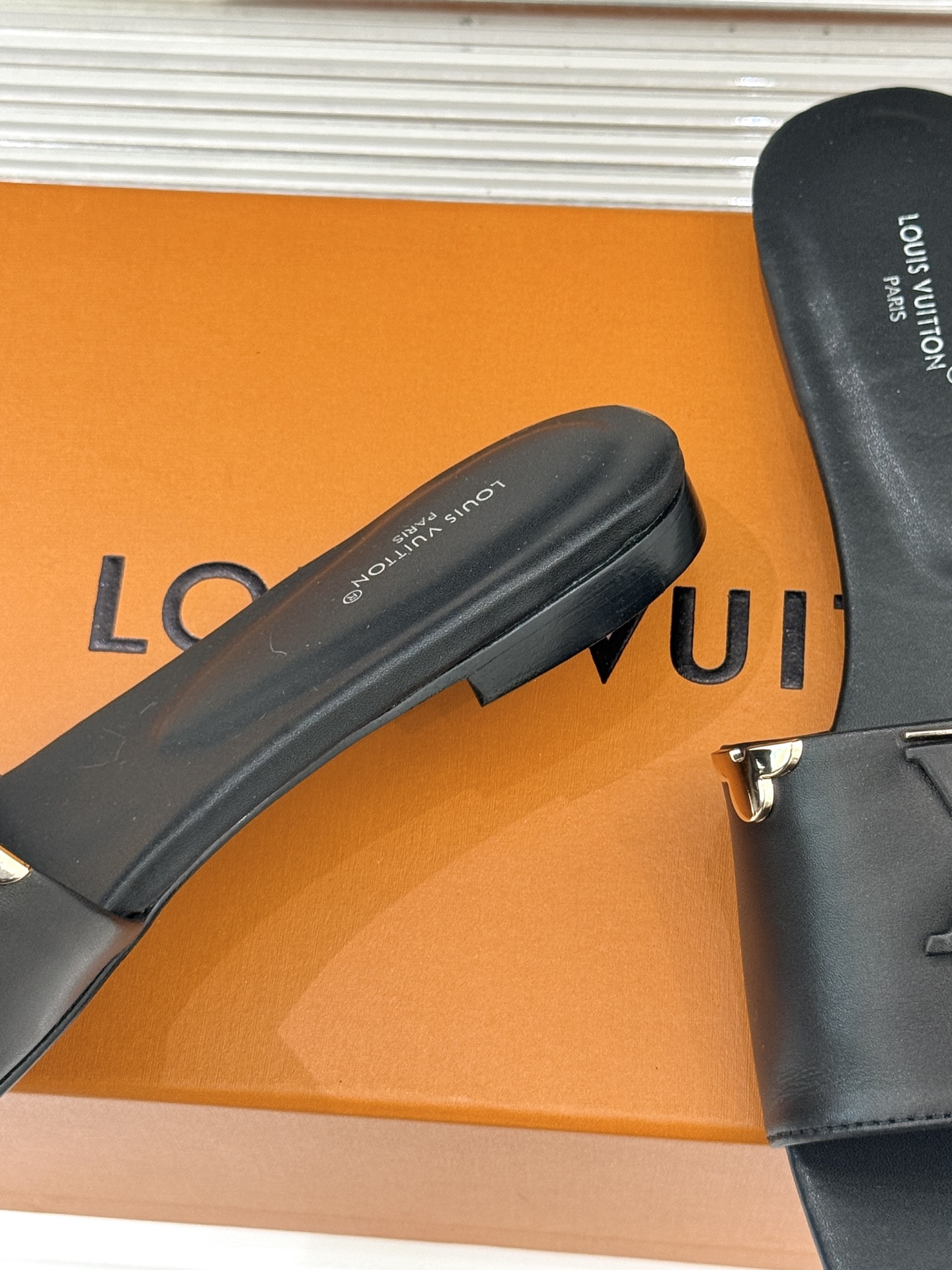 L*V驴牌经典爆款平底粗跟拖鞋它的设计简约而不失格调LV标识以金属质感的扣饰形式点缀仿佛将整个品牌的格调