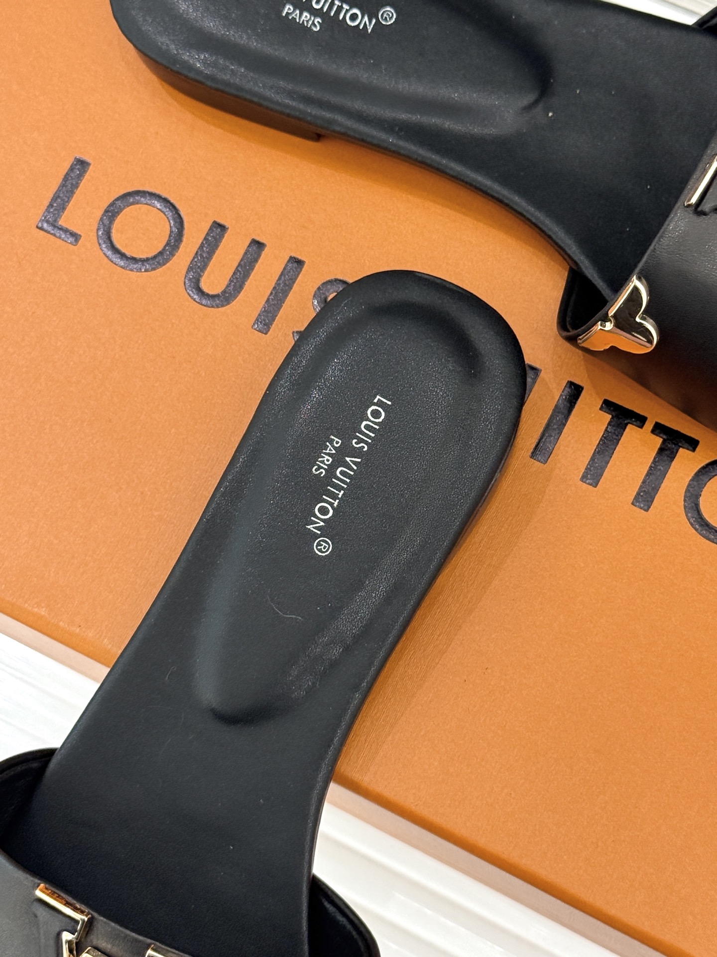 L*V驴牌经典爆款平底粗跟拖鞋它的设计简约而不失格调LV标识以金属质感的扣饰形式点缀仿佛将整个品牌的格调