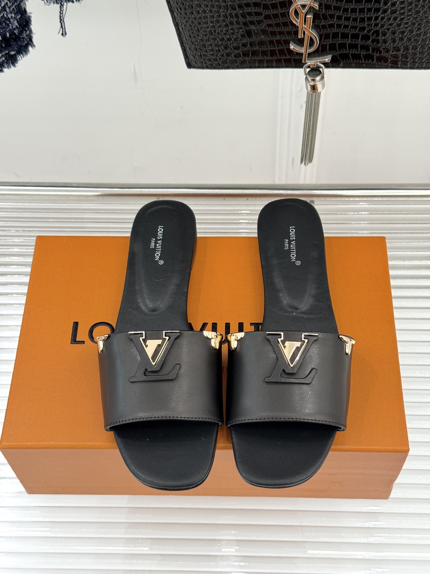 L*V驴牌经典爆款平底粗跟拖鞋它的设计简约而不失格调LV标识以金属质感的扣饰形式点缀仿佛将整个品牌的格调