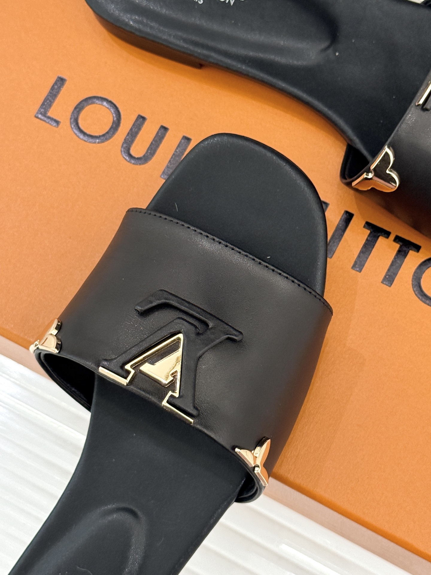 L*V驴牌经典爆款平底粗跟拖鞋它的设计简约而不失格调LV标识以金属质感的扣饰形式点缀仿佛将整个品牌的格调