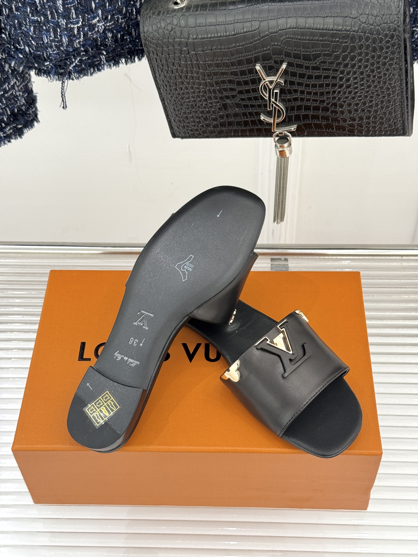 L*V驴牌经典爆款平底粗跟拖鞋它的设计简约而不失格调LV标识以金属质感的扣饰形式点缀仿佛将整个品牌的格调