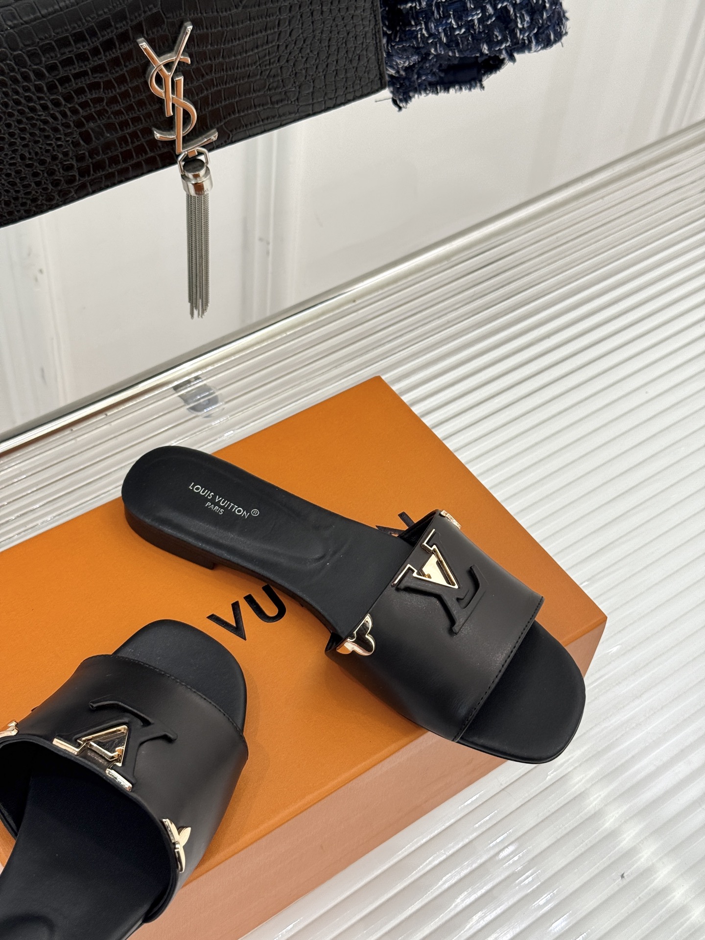 L*V驴牌经典爆款平底粗跟拖鞋它的设计简约而不失格调LV标识以金属质感的扣饰形式点缀仿佛将整个品牌的格调