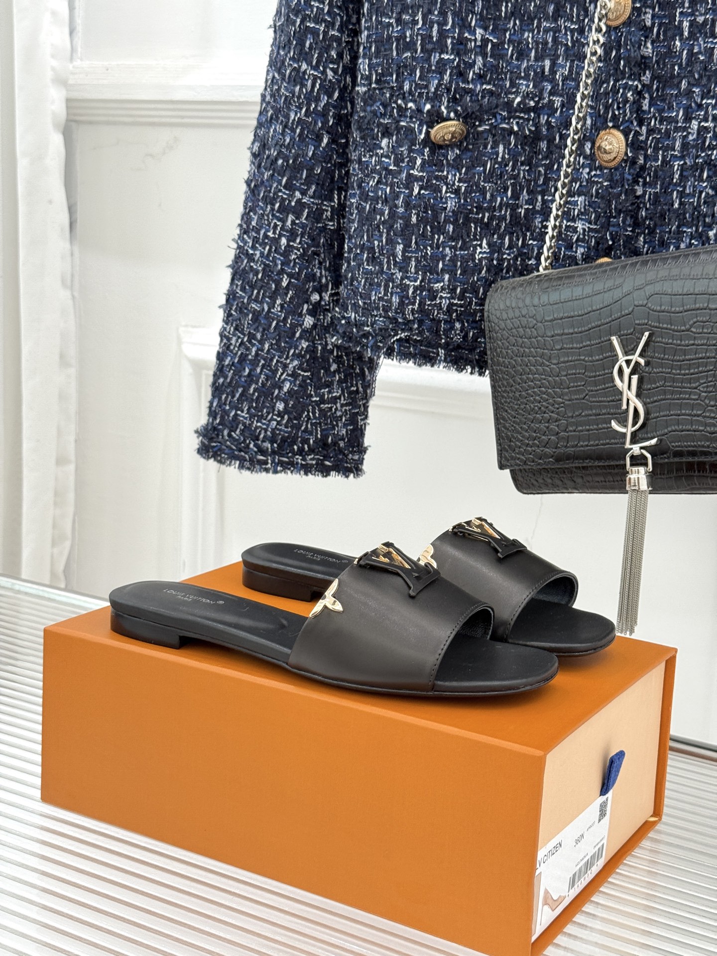 L*V驴牌经典爆款平底粗跟拖鞋它的设计简约而不失格调LV标识以金属质感的扣饰形式点缀仿佛将整个品牌的格调