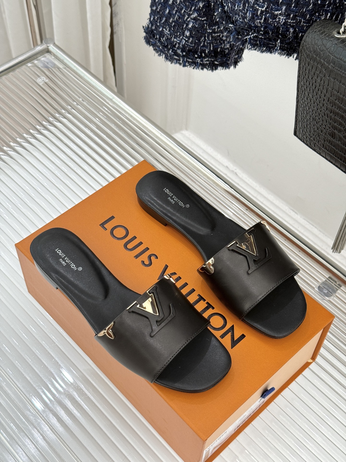 L*V驴牌经典爆款平底粗跟拖鞋它的设计简约而不失格调LV标识以金属质感的扣饰形式点缀仿佛将整个品牌的格调