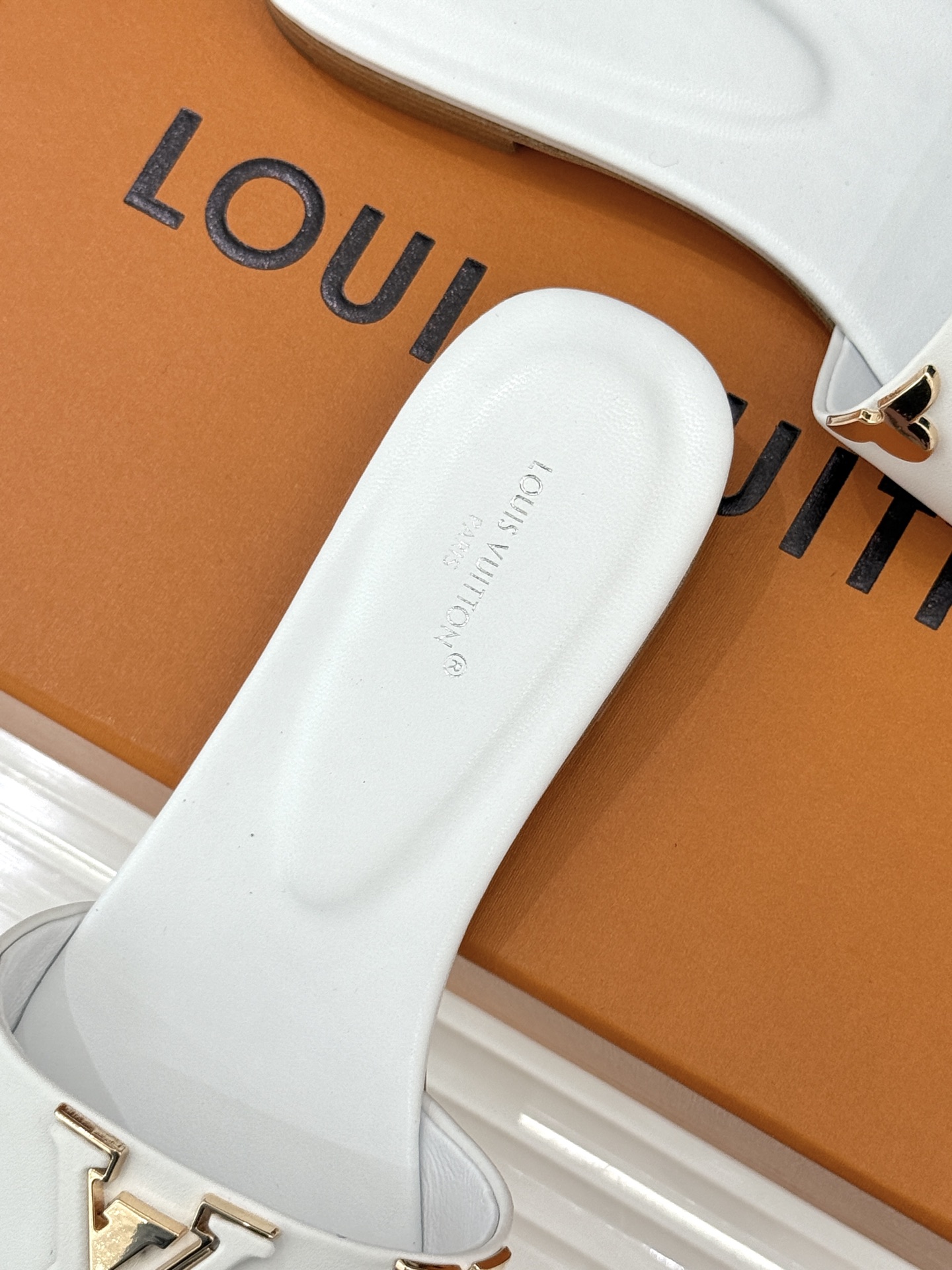 L*V驴牌经典爆款平底粗跟拖鞋它的设计简约而不失格调LV标识以金属质感的扣饰形式点缀仿佛将整个品牌的格调