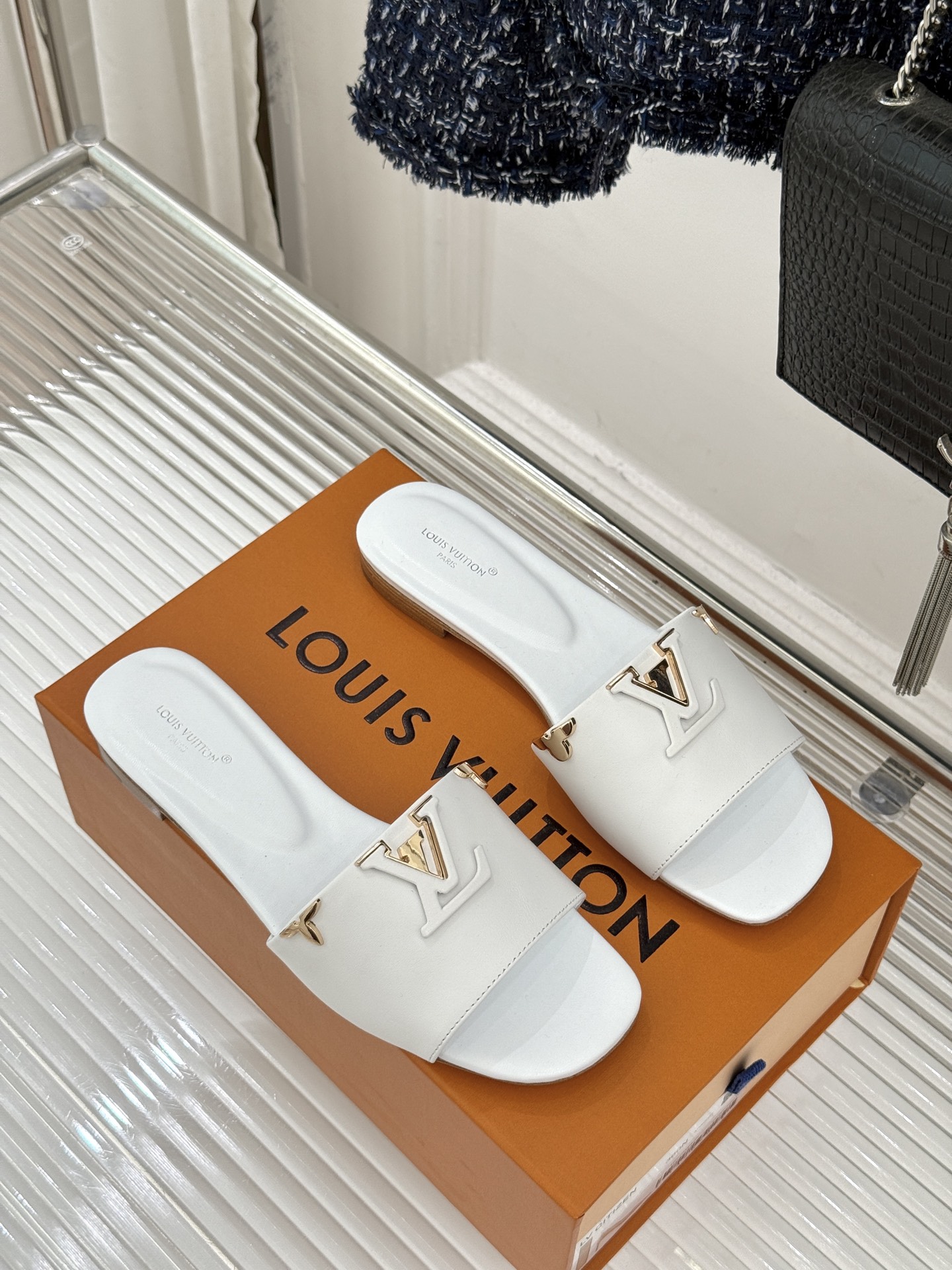 L*V驴牌经典爆款平底粗跟拖鞋它的设计简约而不失格调LV标识以金属质感的扣饰形式点缀仿佛将整个品牌的格调