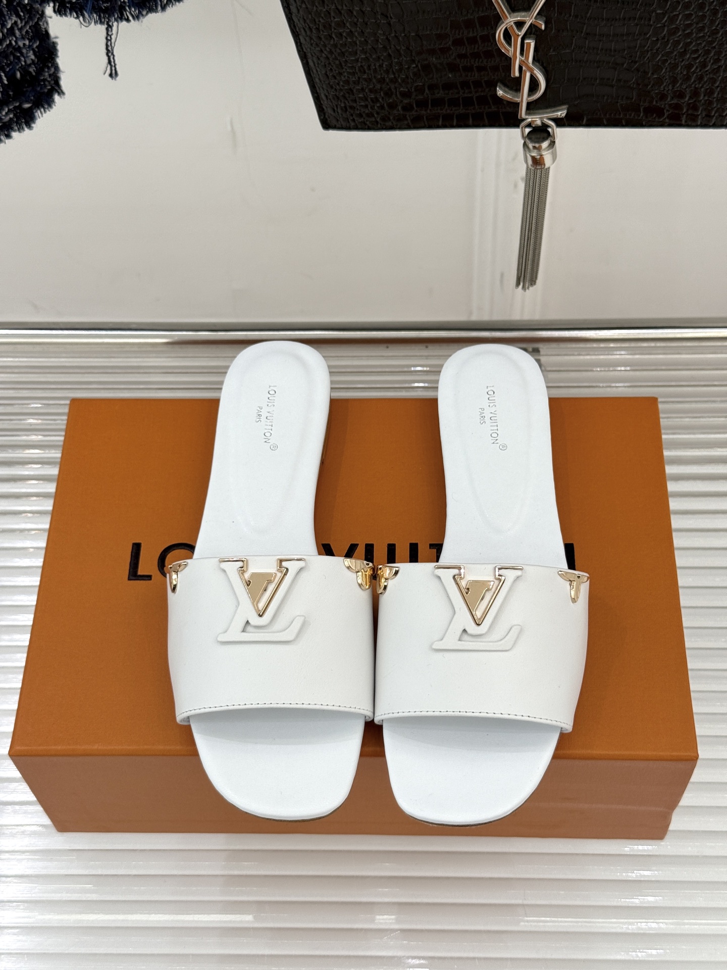 L*V驴牌经典爆款平底粗跟拖鞋它的设计简约而不失格调LV标识以金属质感的扣饰形式点缀仿佛将整个品牌的格调
