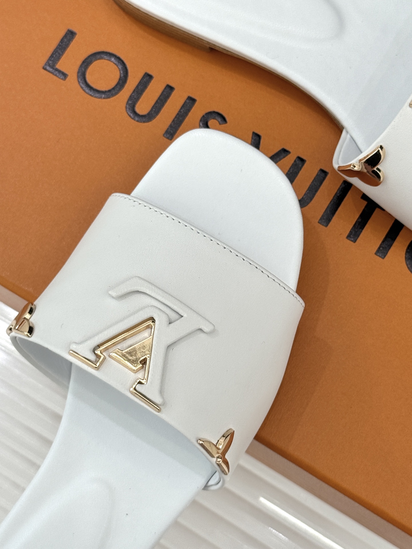 L*V驴牌经典爆款平底粗跟拖鞋它的设计简约而不失格调LV标识以金属质感的扣饰形式点缀仿佛将整个品牌的格调